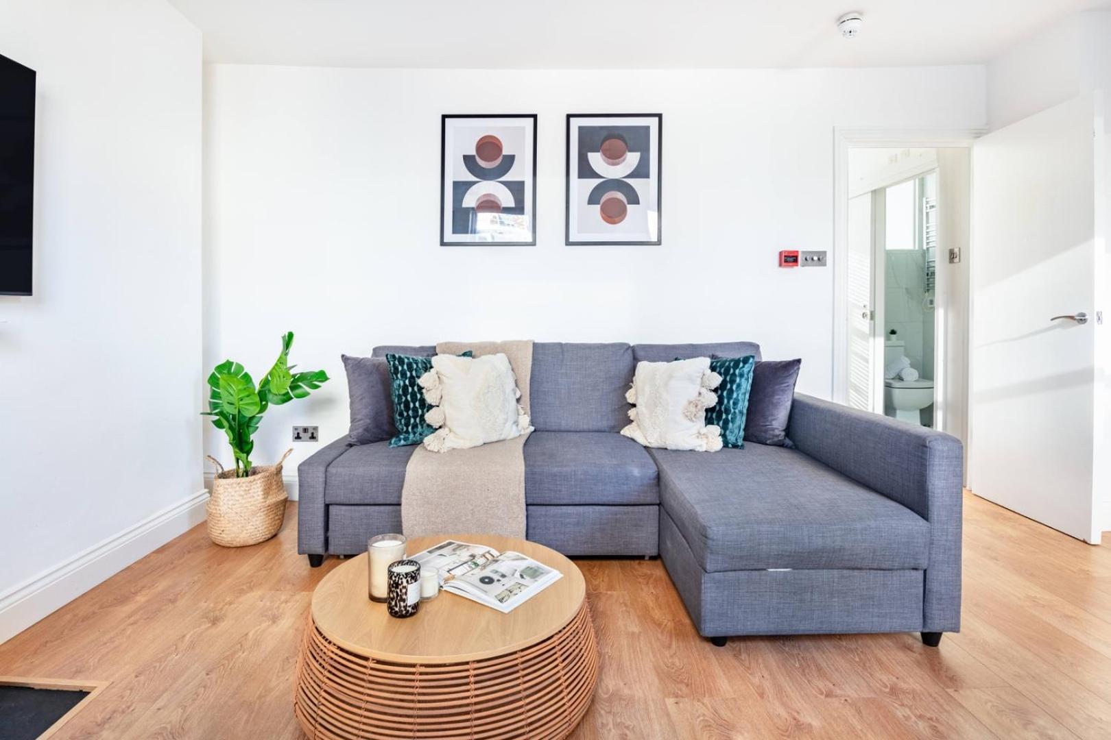 Apartment Bnbnook - Modern 1br With Balcony In The Heart Of West End London