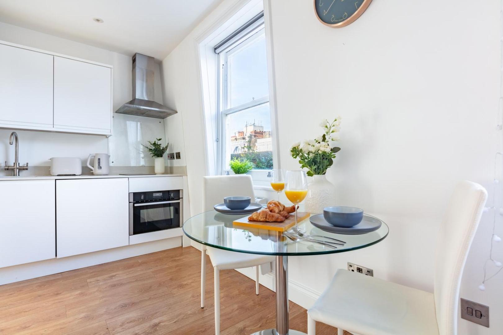 Bnbnook - Modern 1br With Balcony In The Heart Of West End Apartment London