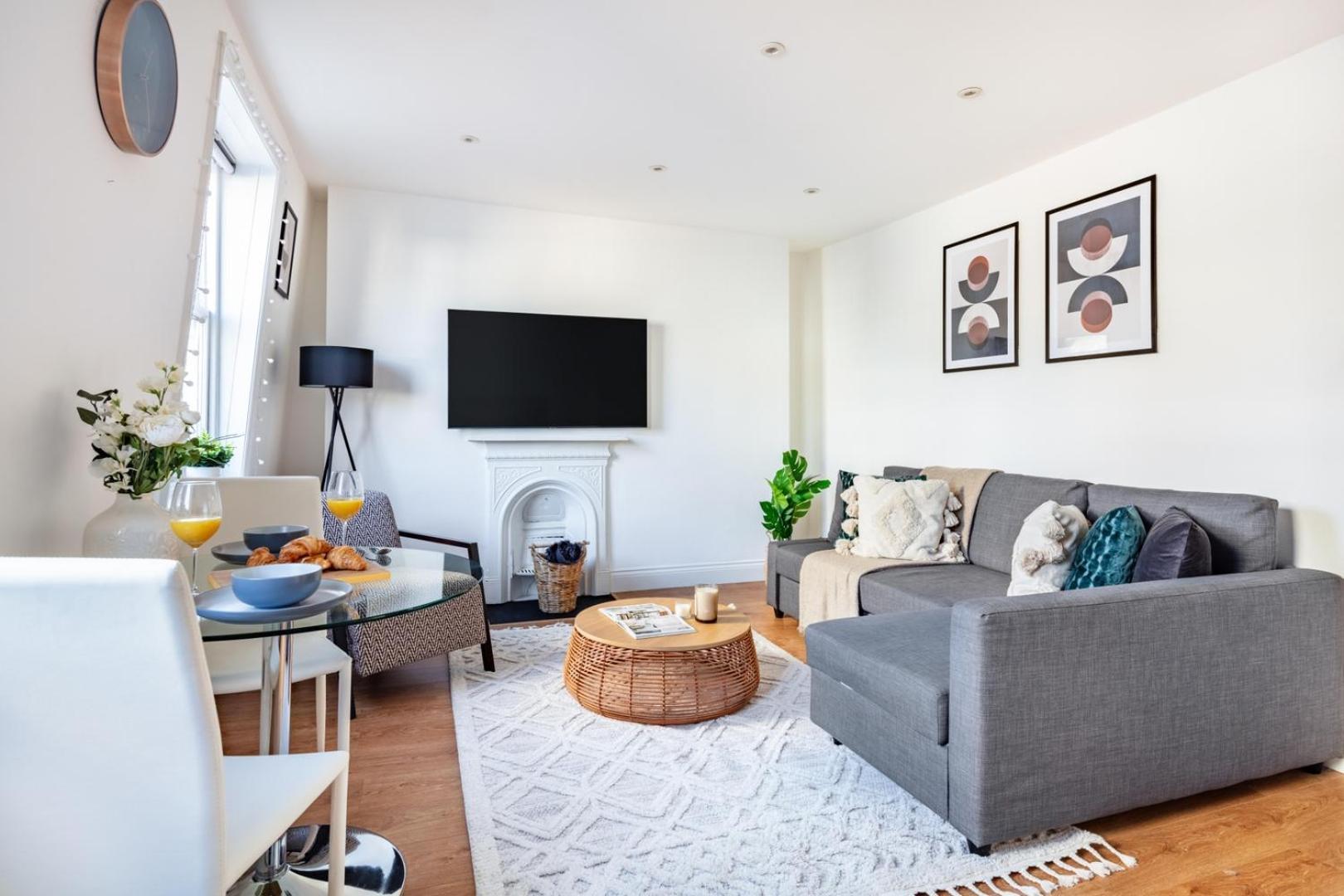 Apartment Bnbnook - Modern 1br With Balcony In The Heart Of West End