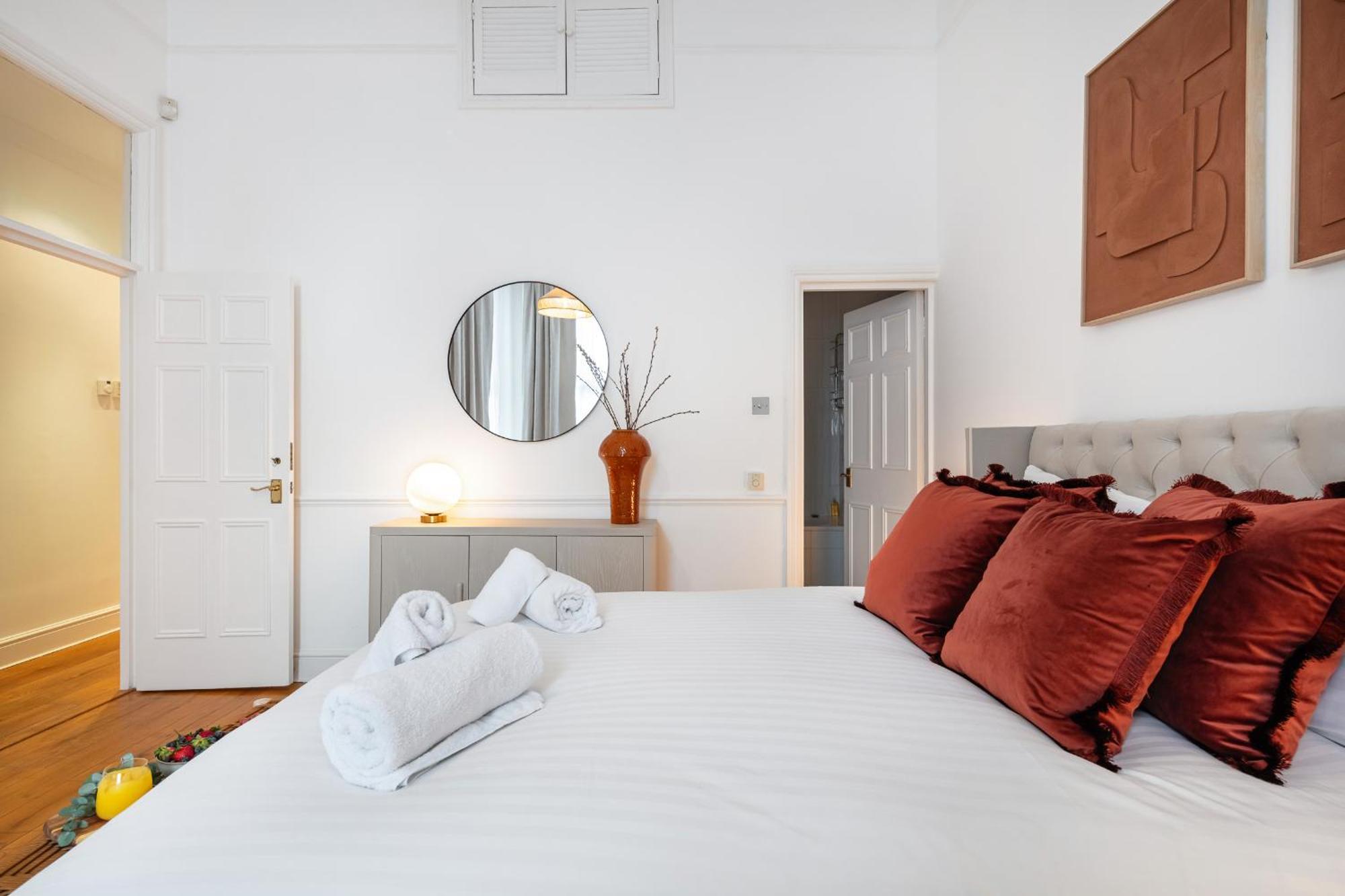 Designer Chelsea Up To 6 Guests Apartment