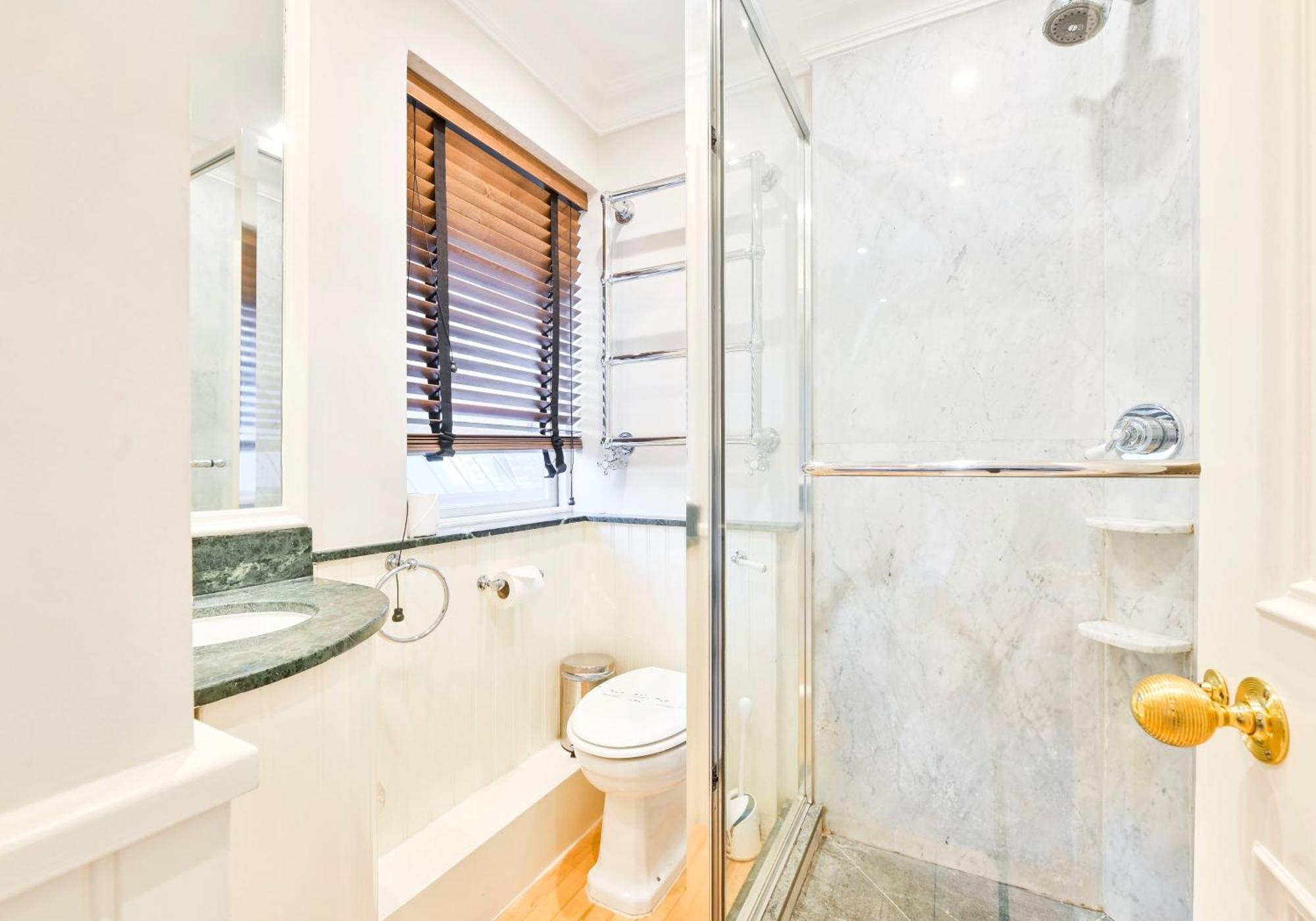 Exclusive Knightsbridge Townhouse With Parking * London