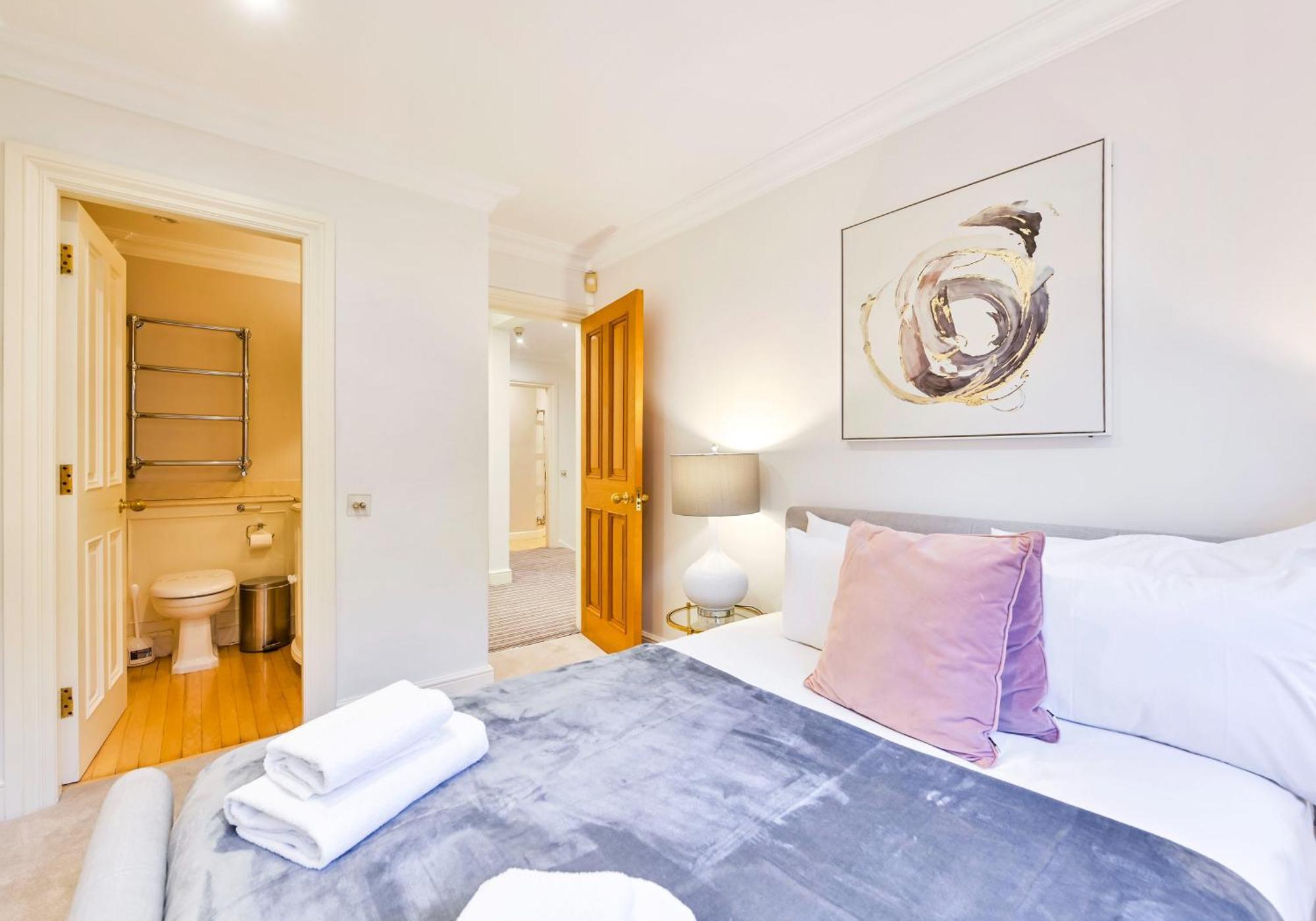 Exclusive Knightsbridge Townhouse With Parking * London