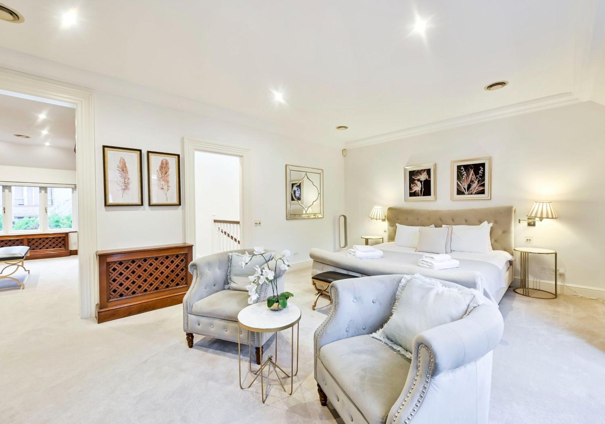 Exclusive Knightsbridge Townhouse With Parking * London