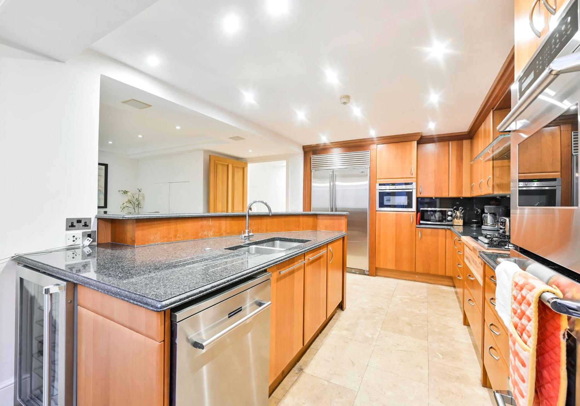 Exclusive Knightsbridge Townhouse With Parking * London