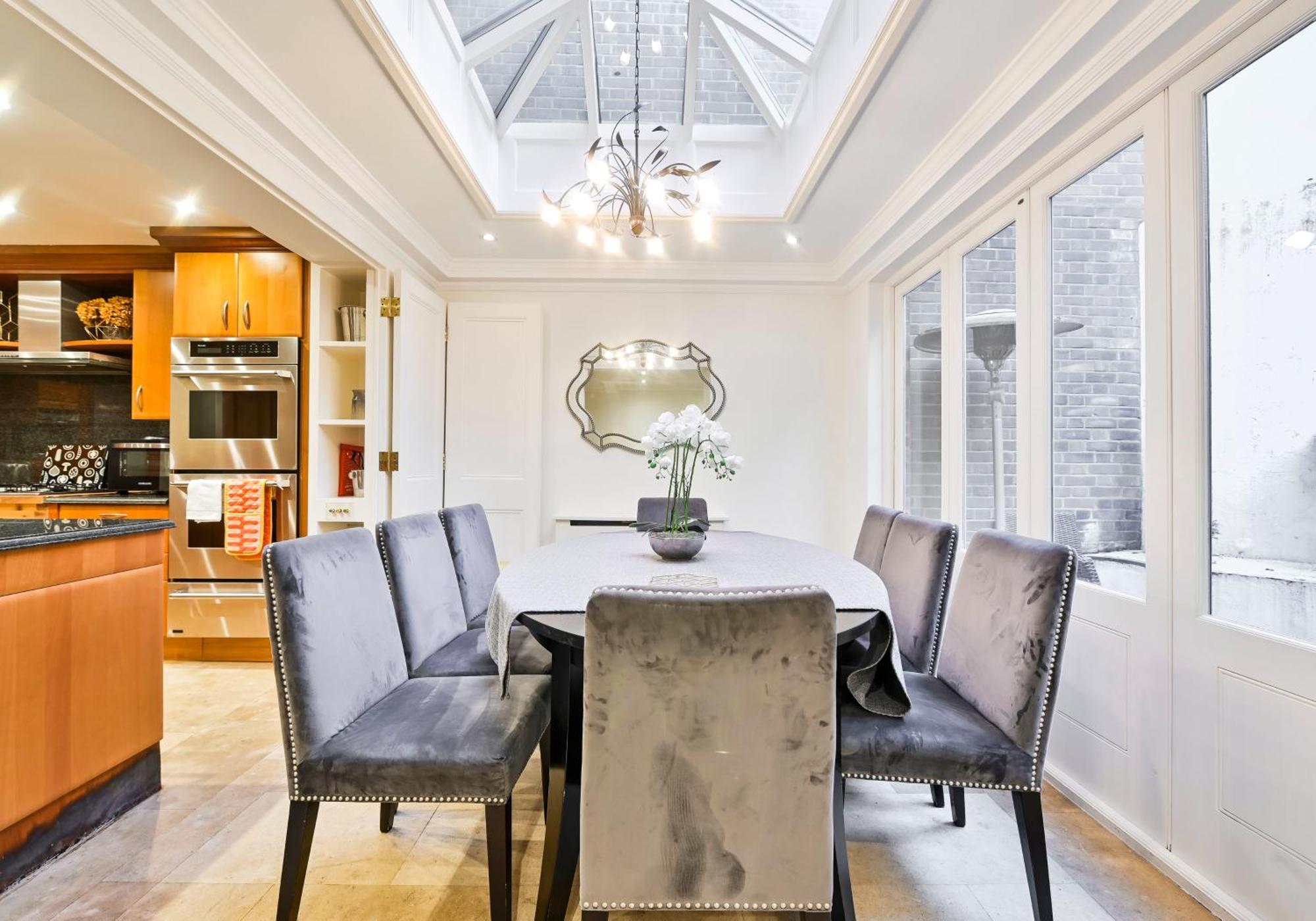 Exclusive Knightsbridge Townhouse With Parking Holiday home