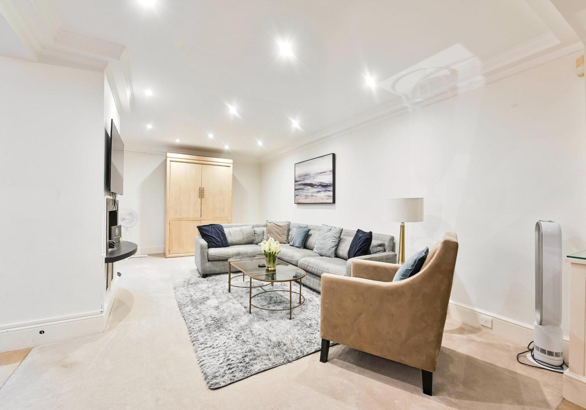 Exclusive Knightsbridge Townhouse With Parking Holiday home London