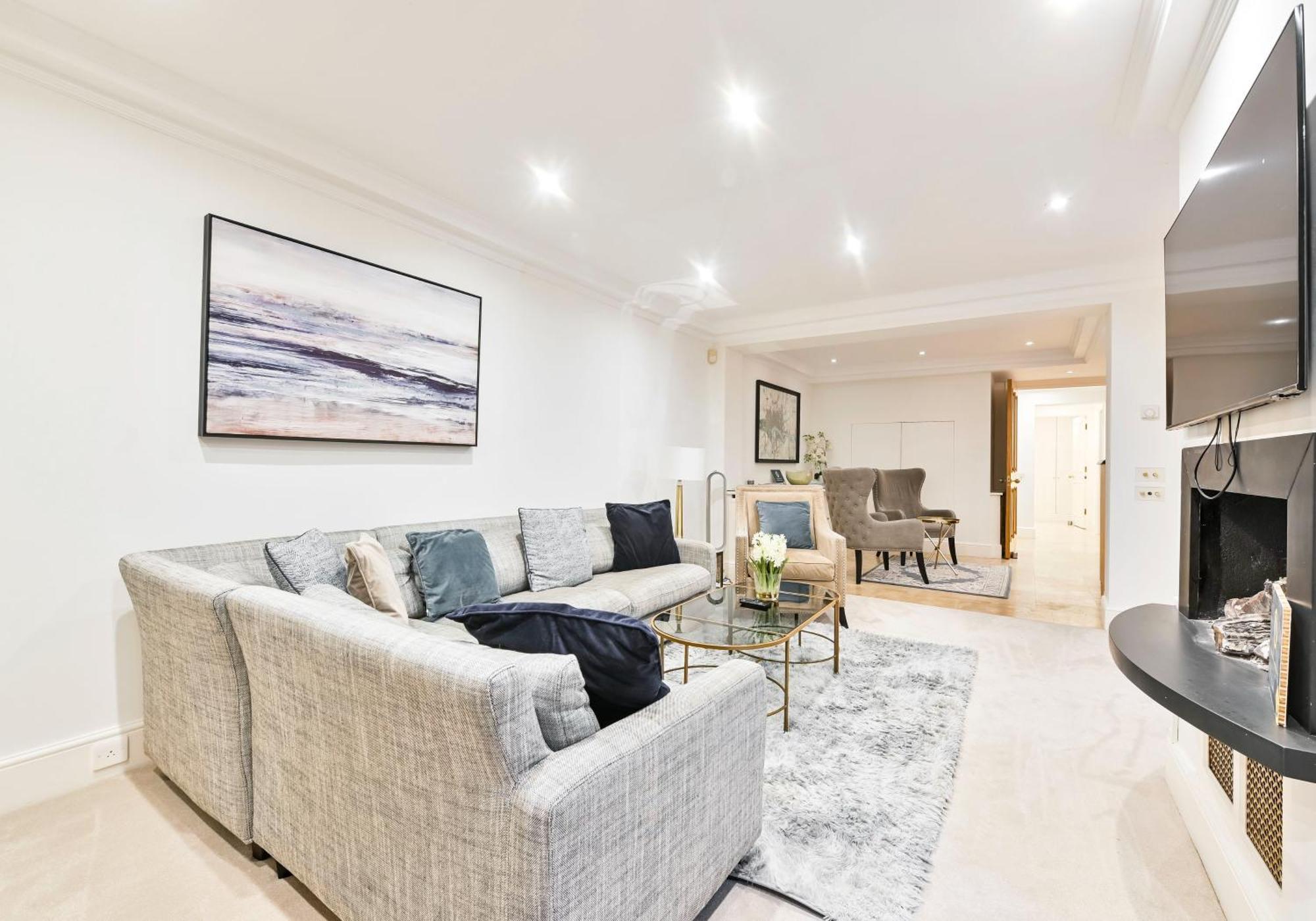 Exclusive Knightsbridge Townhouse With Parking