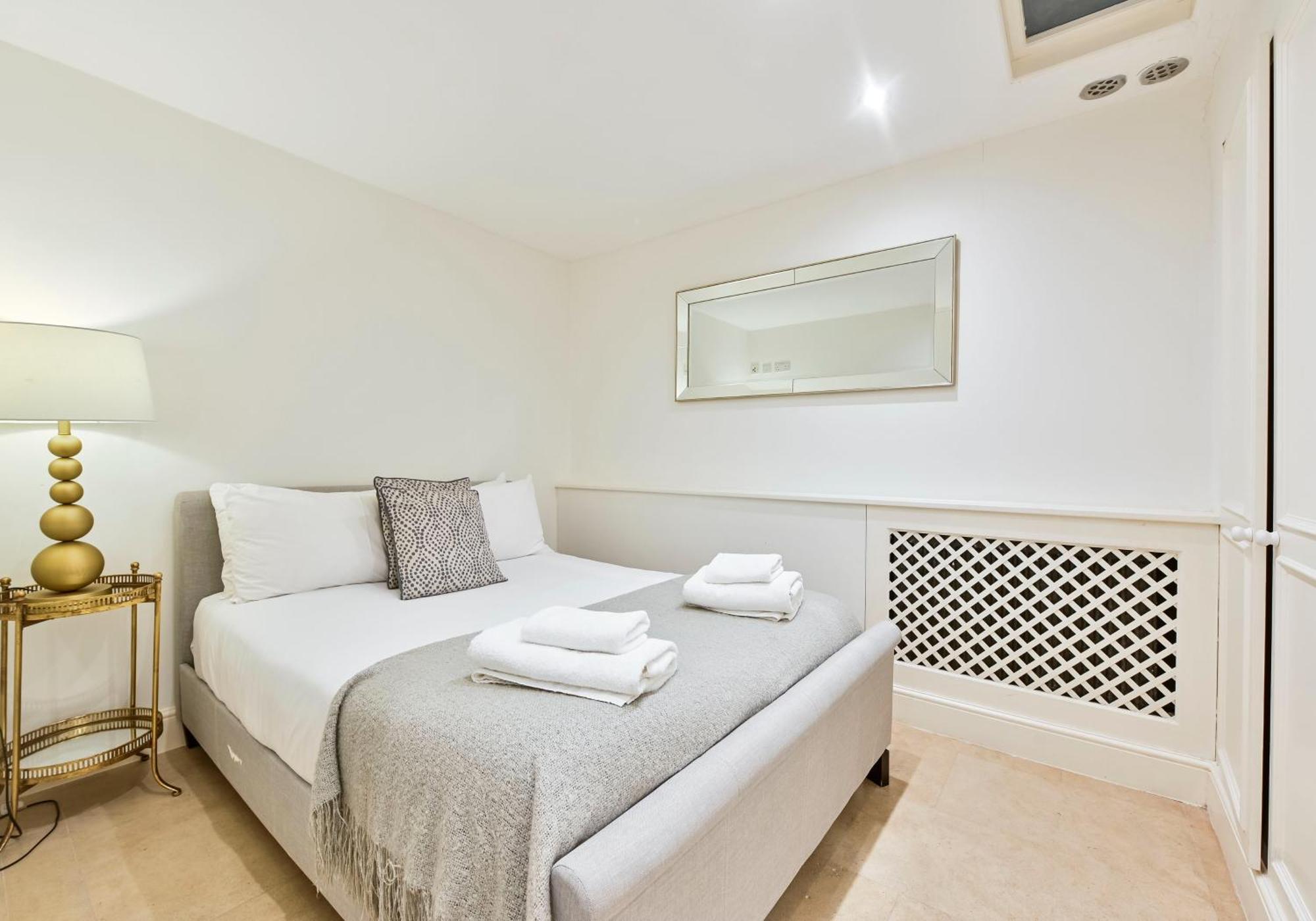 Exclusive Knightsbridge Townhouse With Parking *