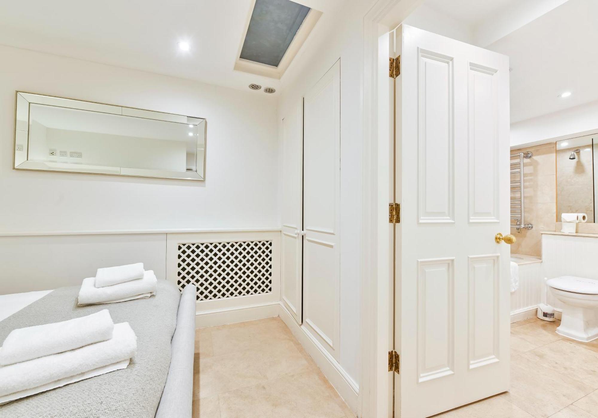 Exclusive Knightsbridge Townhouse With Parking * London