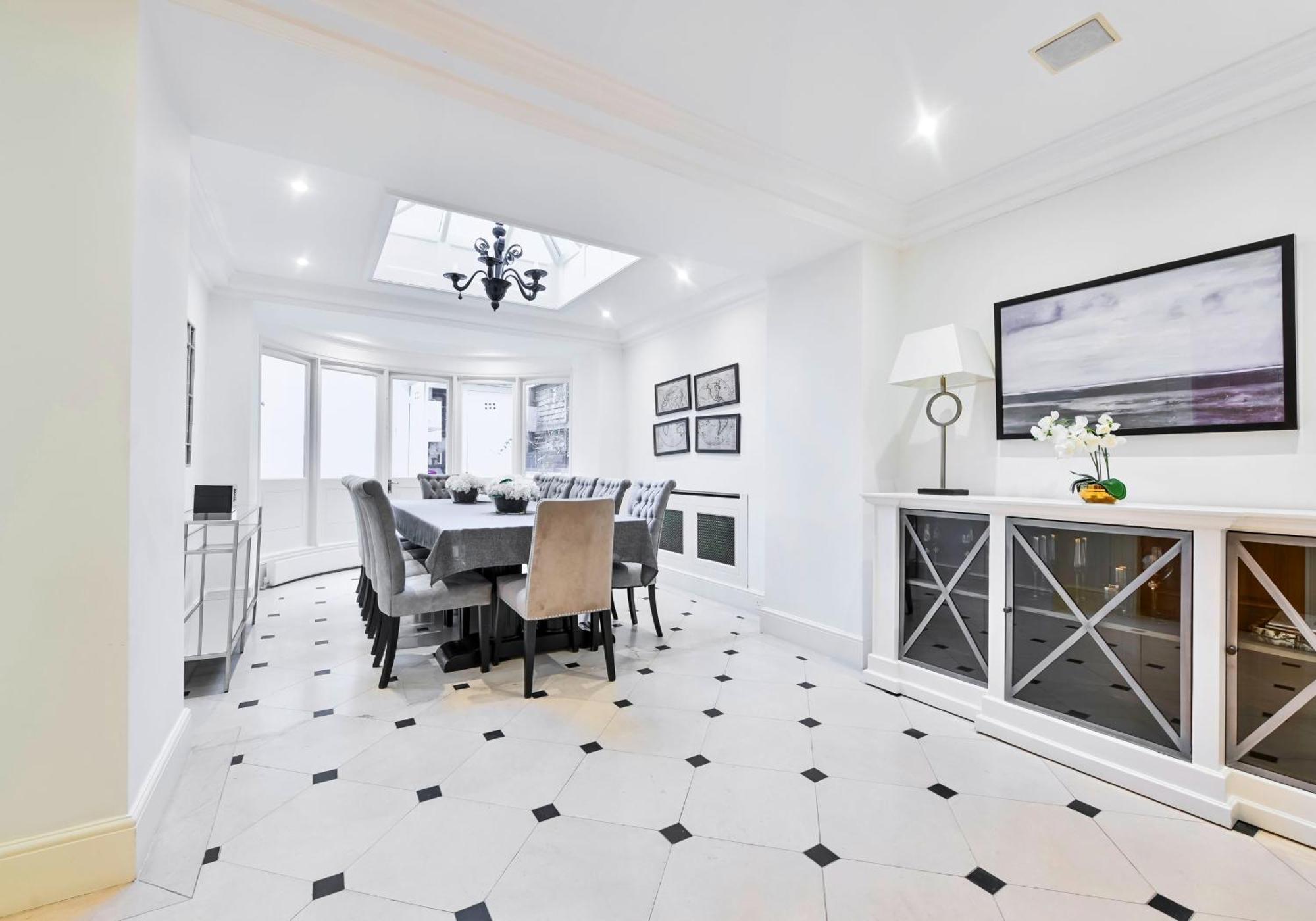 Exclusive Knightsbridge Townhouse With Parking Holiday home