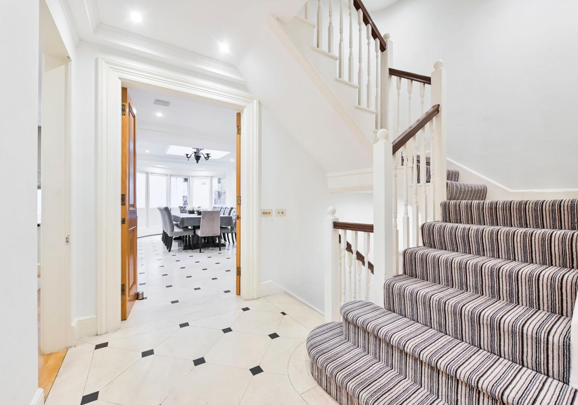 Exclusive Knightsbridge Townhouse With Parking Holiday home London