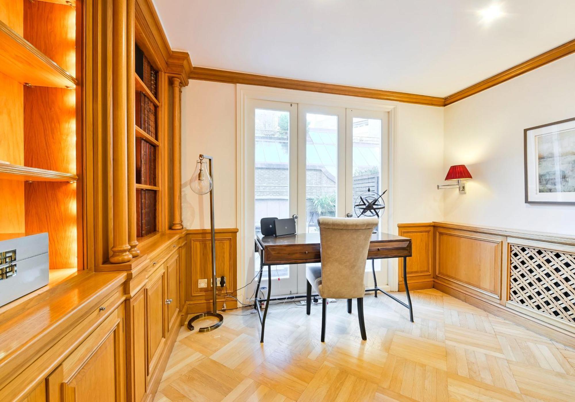 Exclusive Knightsbridge Townhouse With Parking Holiday home London