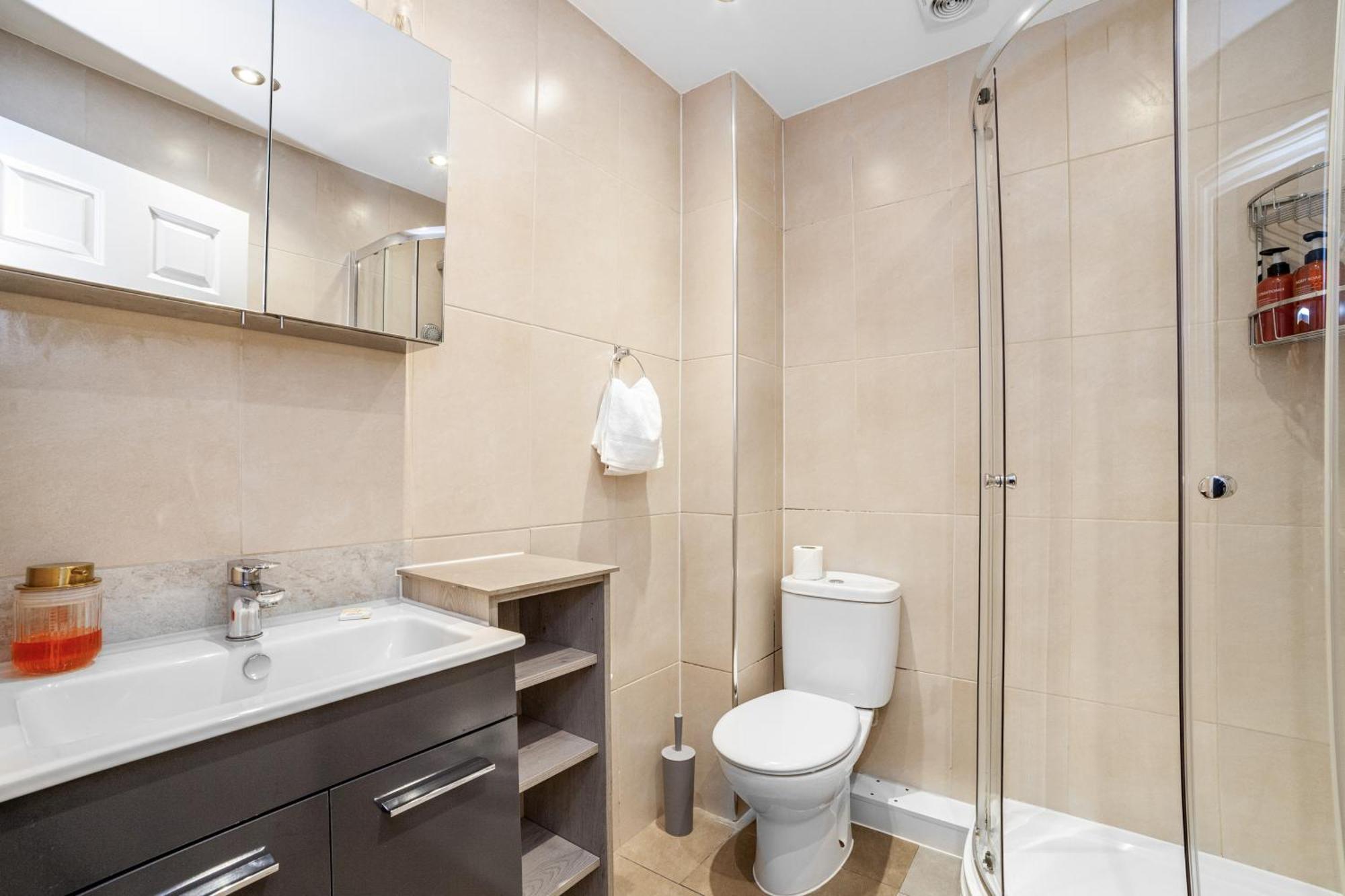 Relax And Unwind, King Beds Near Camden Town Apartment *