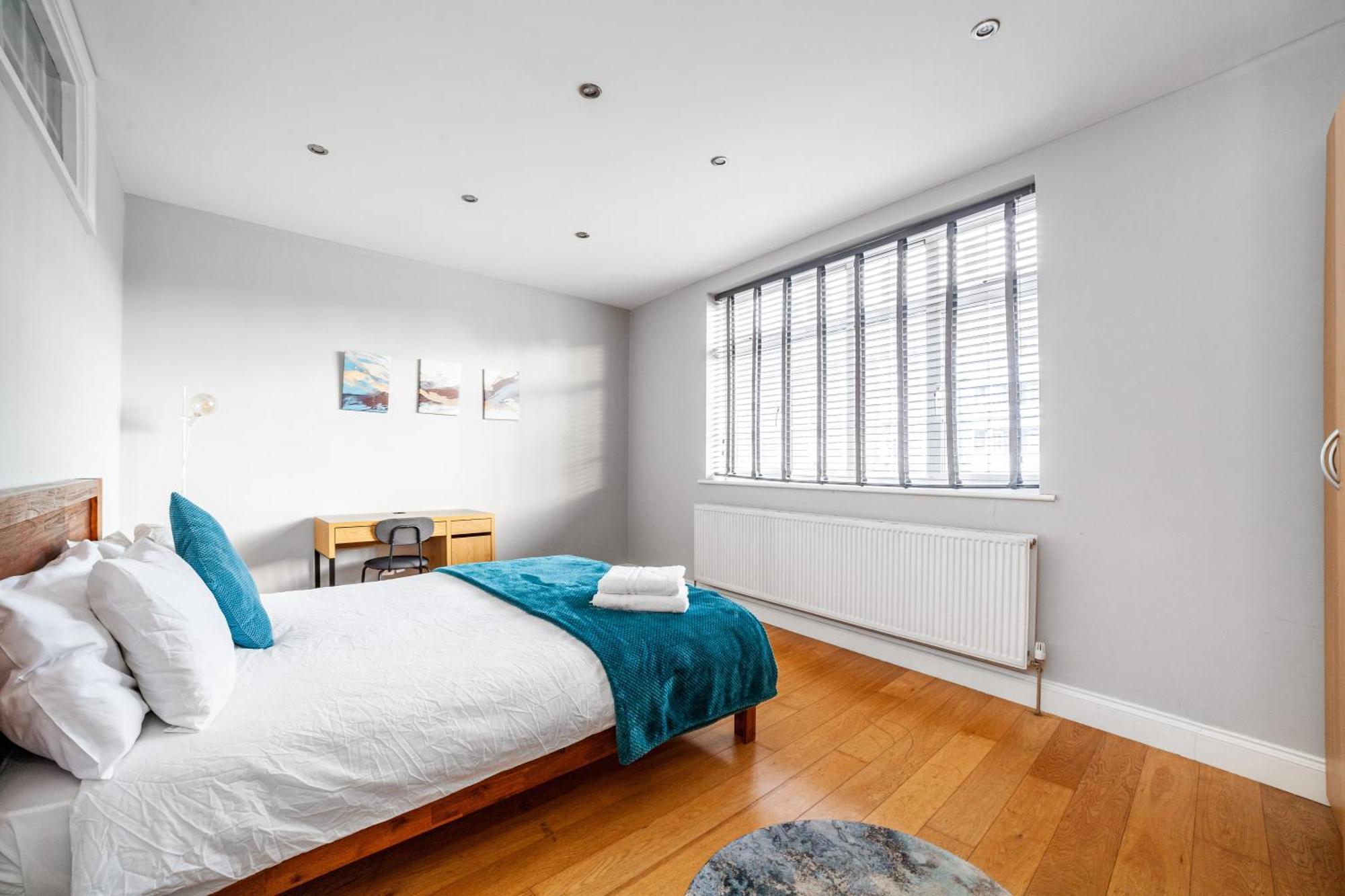 Relax And Unwind, King Beds Near Camden Town * London