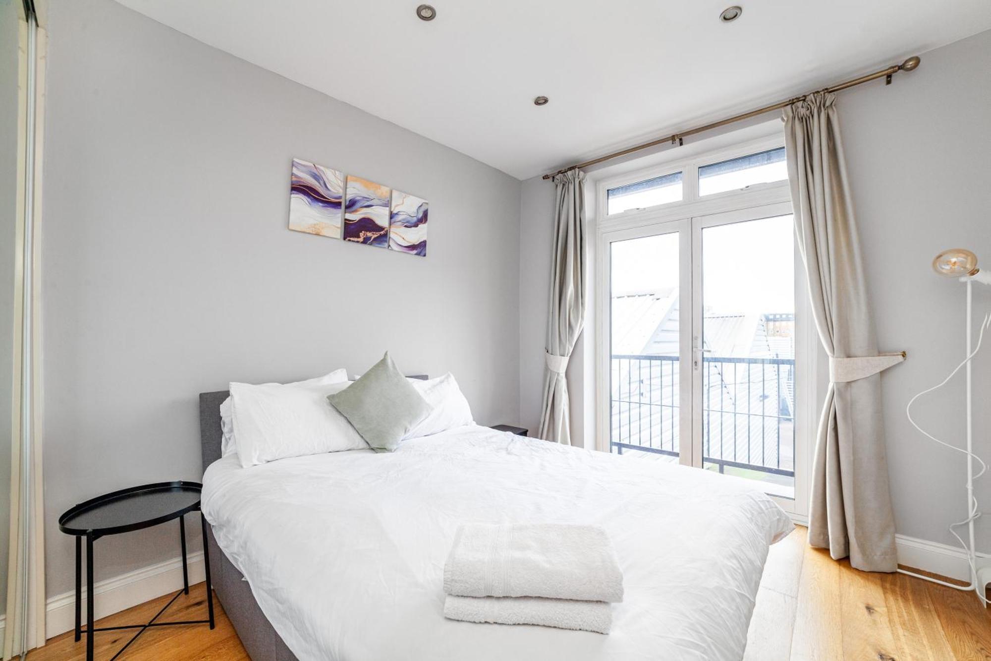 Relax And Unwind, King Beds Near Camden Town