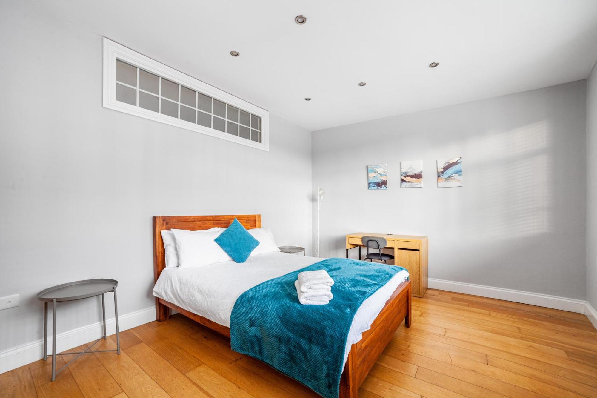 Relax And Unwind, King Beds Near Camden Town London