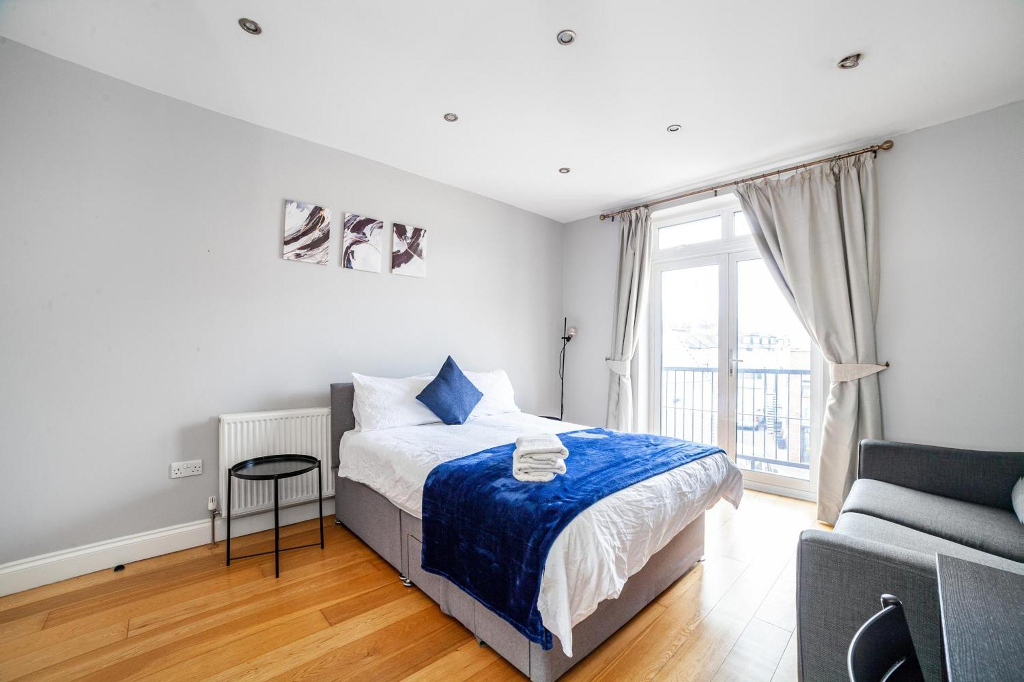 Relax And Unwind, King Beds Near Camden Town Apartment