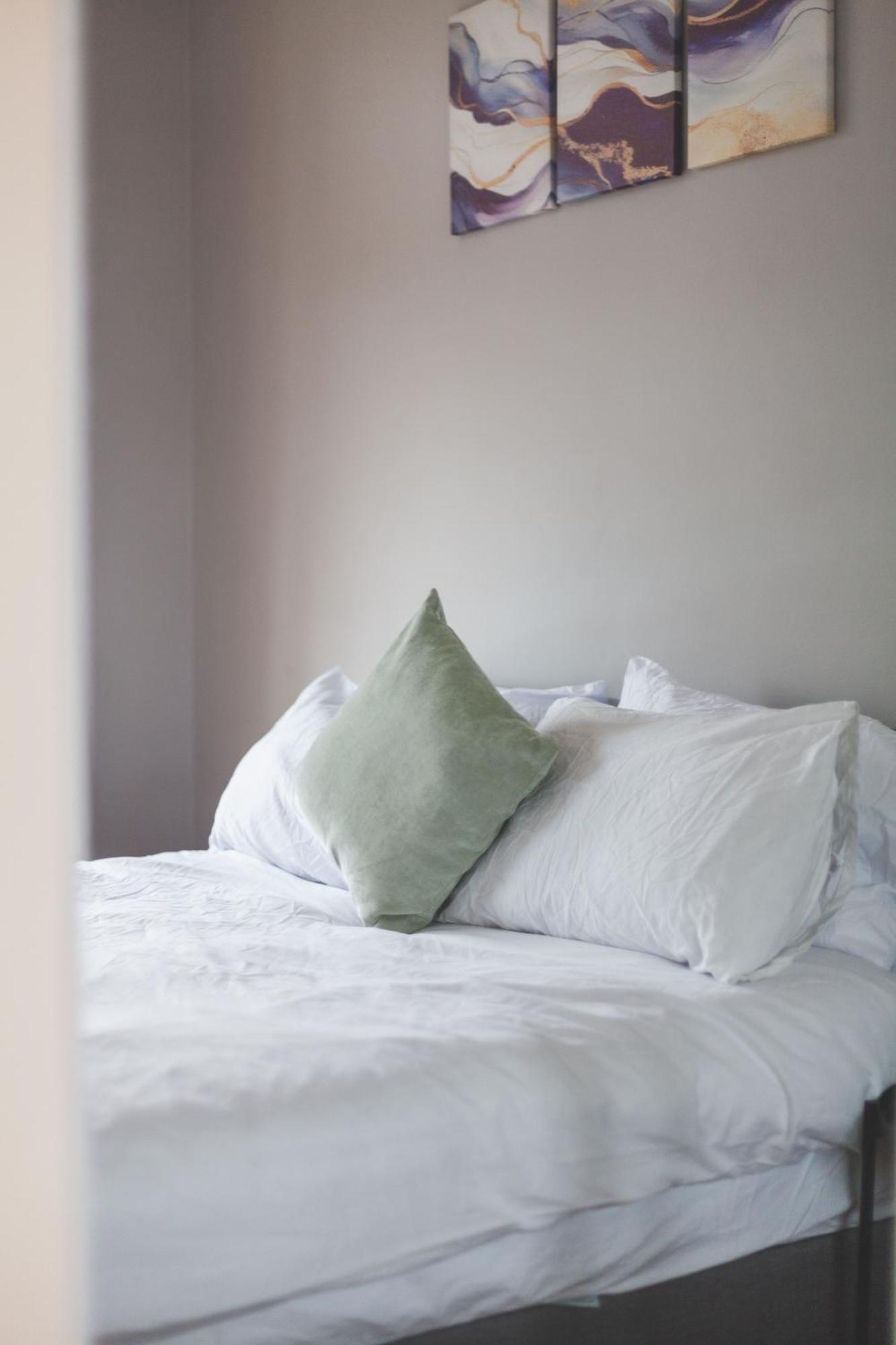 Relax And Unwind, King Beds Near Camden Town Apartment London