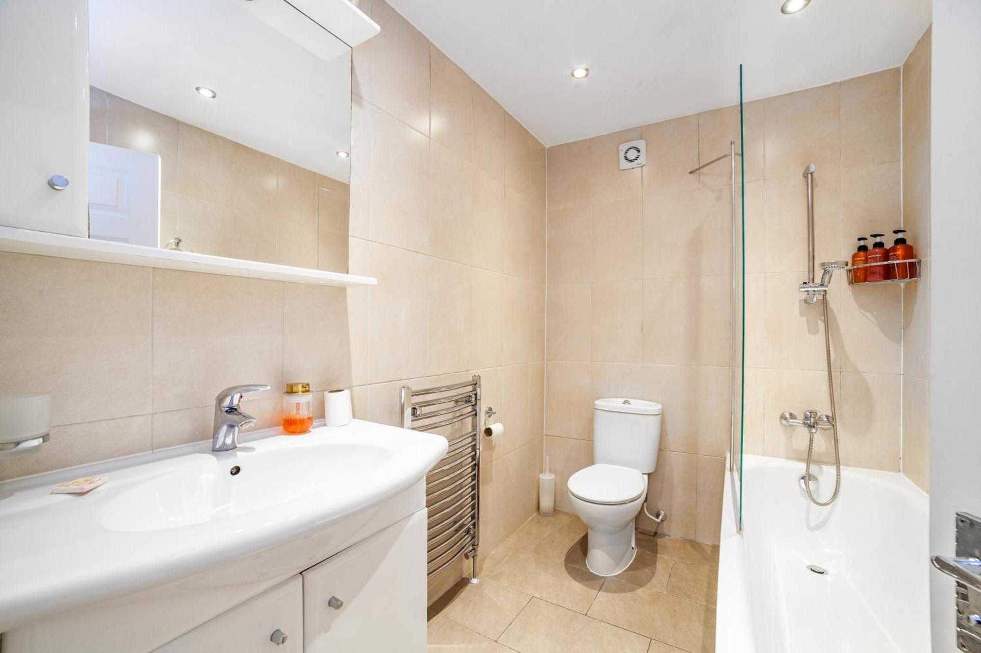 Relax And Unwind, King Beds Near Camden Town * London