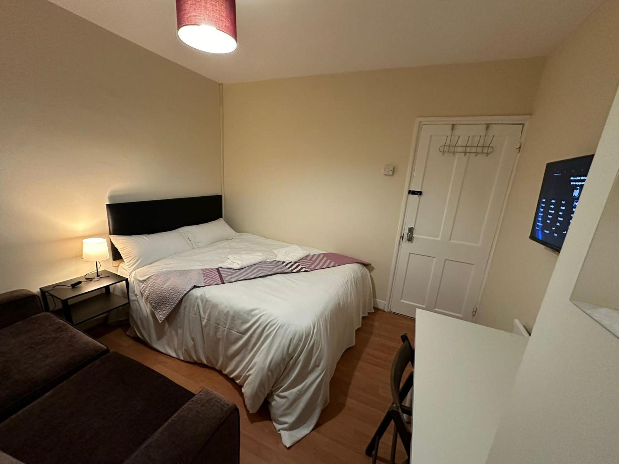 Apartment Beautiful Private Double In A Shared 3-bedroom Minutes Walk From Bethnal London