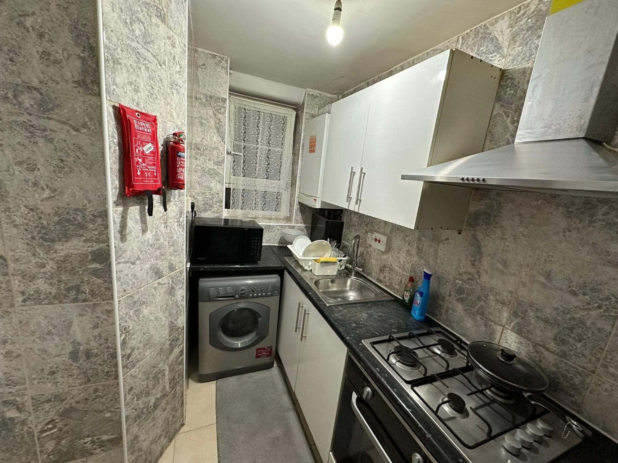 Beautiful Private Double In A Shared 3-bedroom Minutes Walk From Bethnal * London