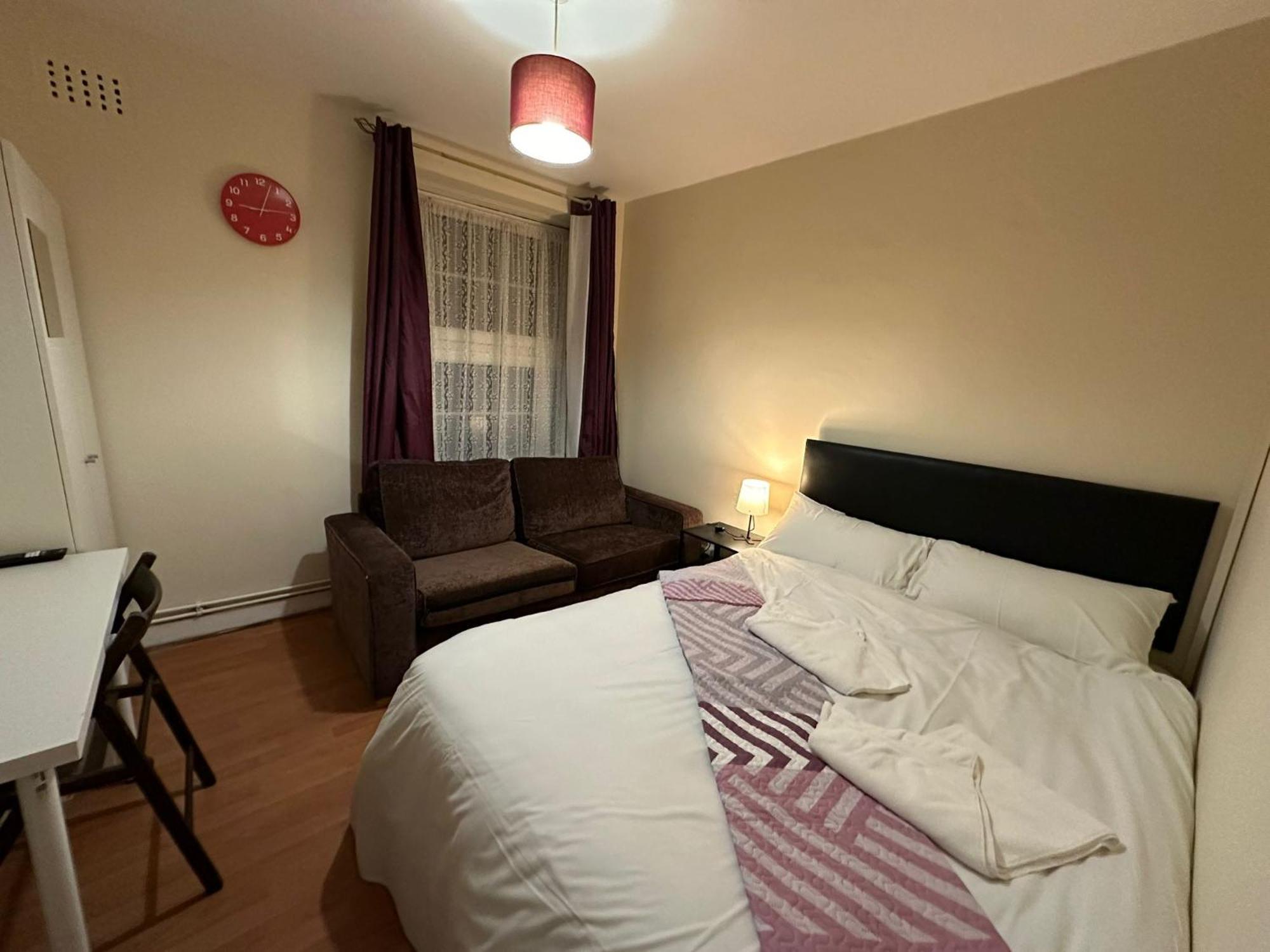 Beautiful Private Double In A Shared 3-bedroom Minutes Walk From Bethnal Apartment *