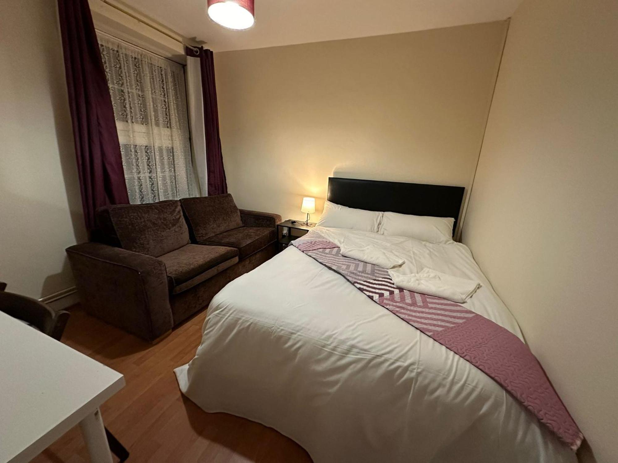 Beautiful Private Double In A Shared 3-bedroom Minutes Walk From Bethnal *