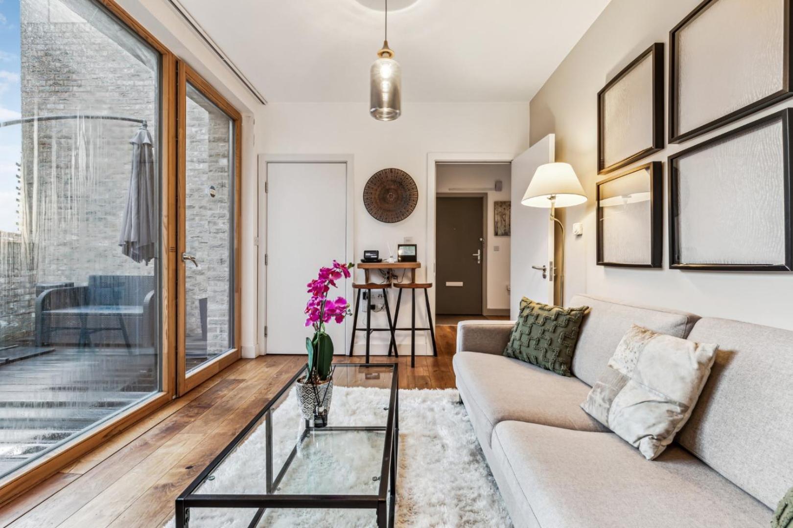 Modern Designed 2 Bed Penthouse Sleeps Five Apartment London