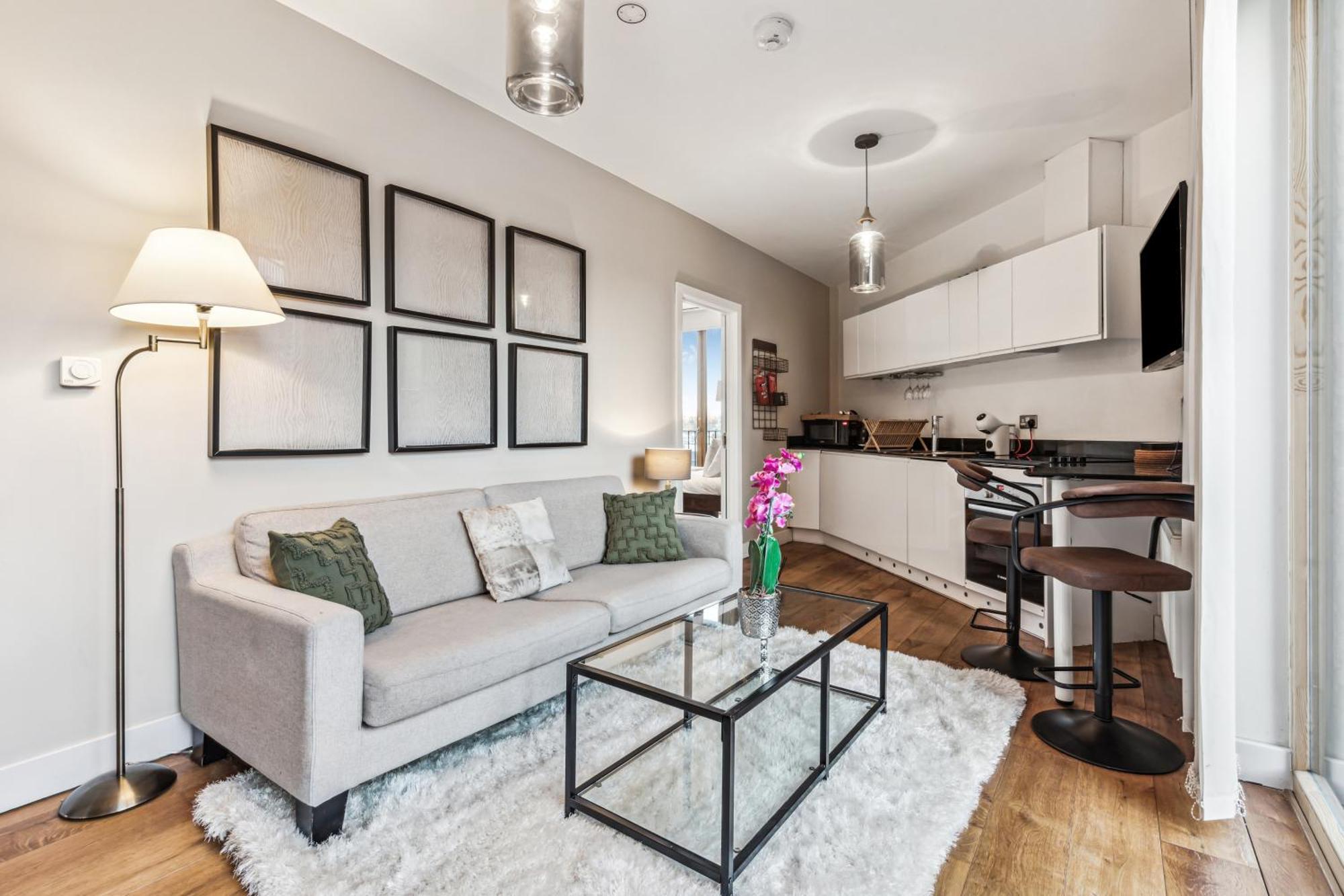Modern Designed 2 Bed Penthouse Sleeps Five Apartment London