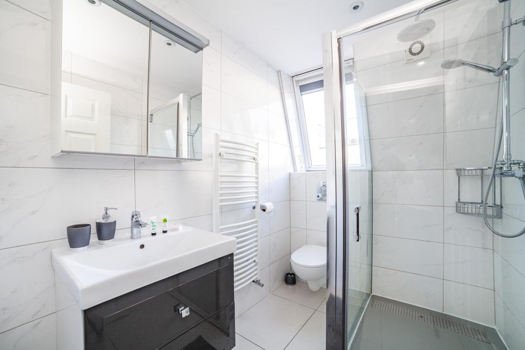 Perfect 3 King Bed Flat Near Islington * London
