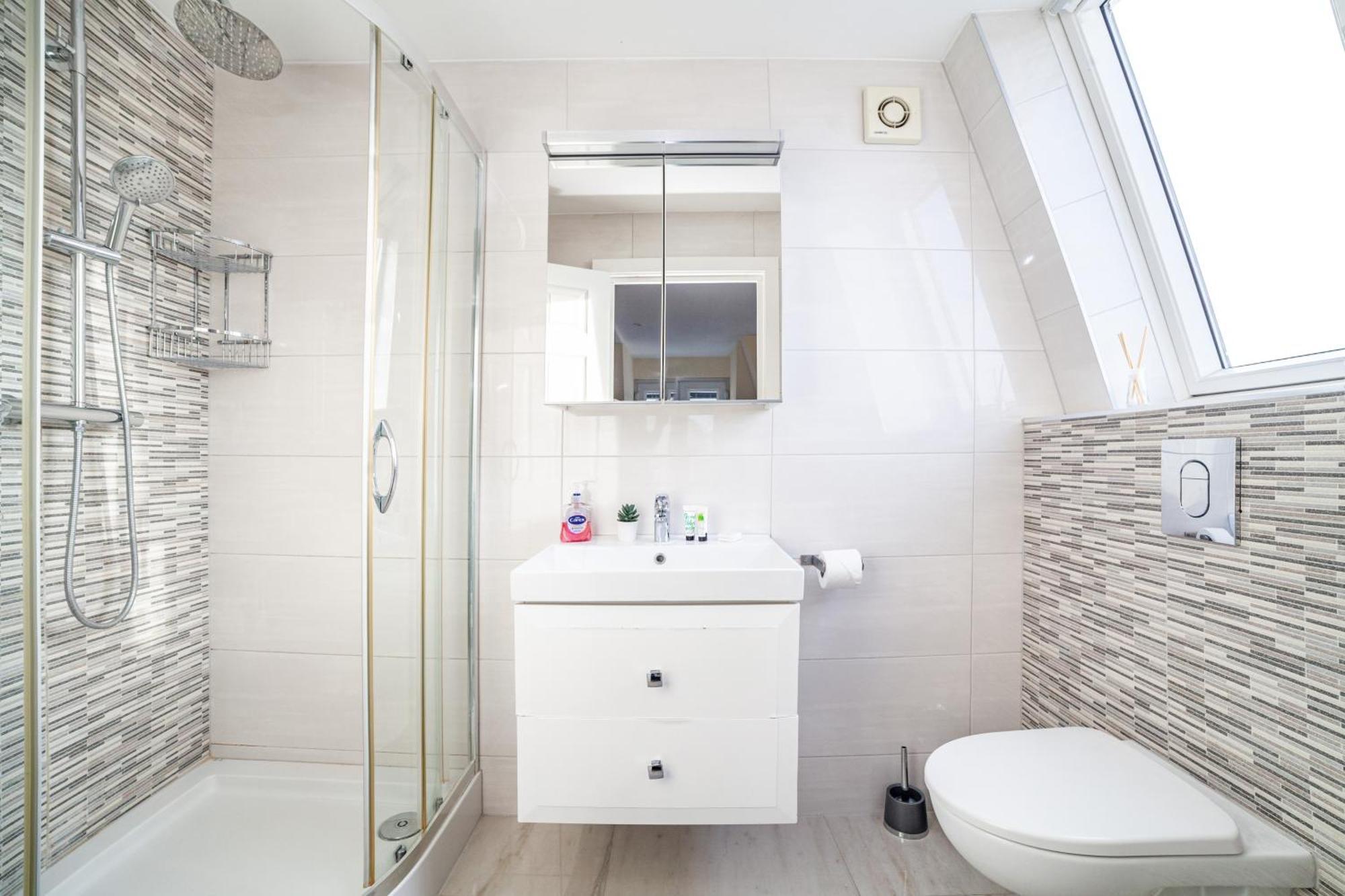 Perfect 3 King Bed Flat Near Islington Apartment