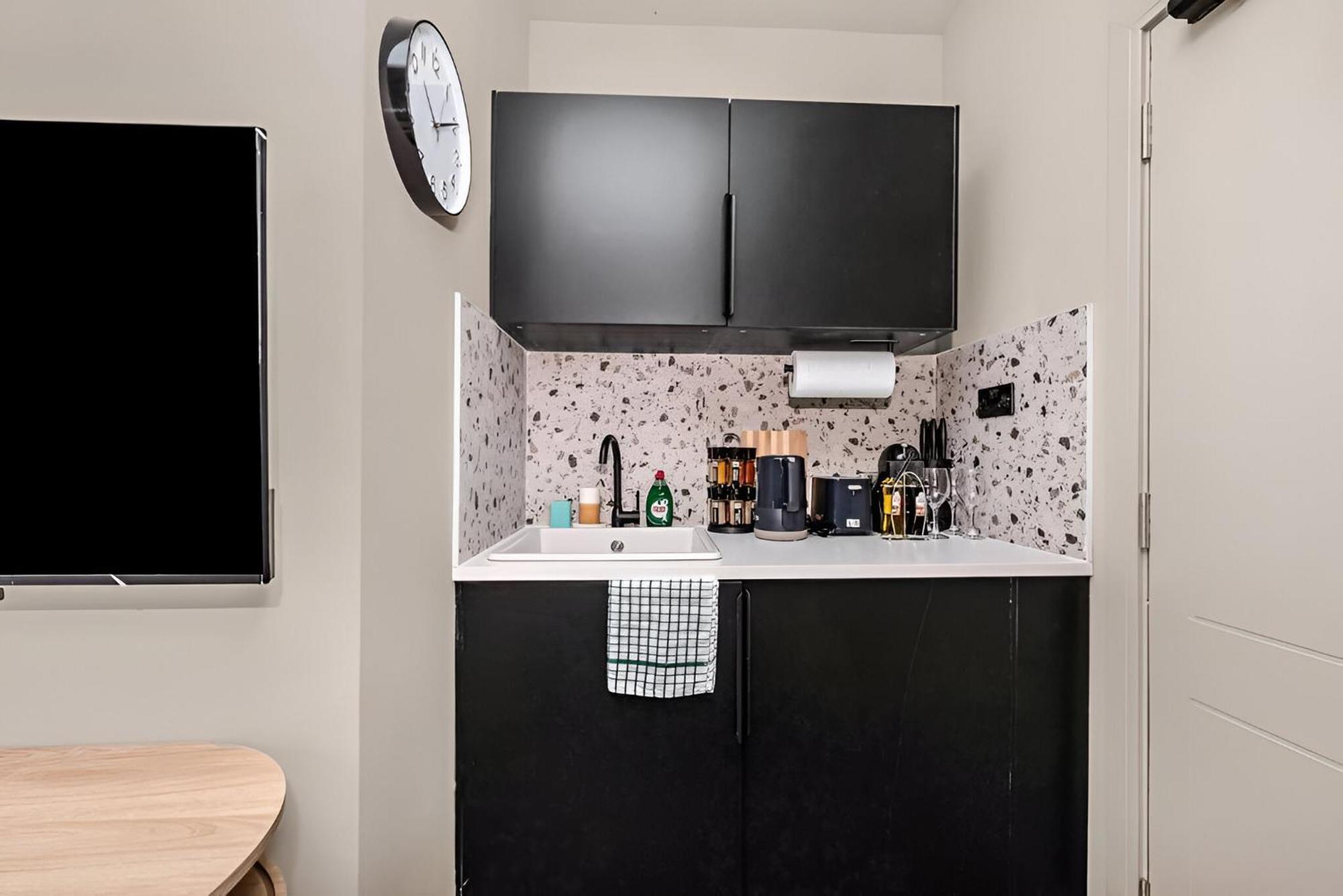 Apartment Delightful With Modern Kitchenette