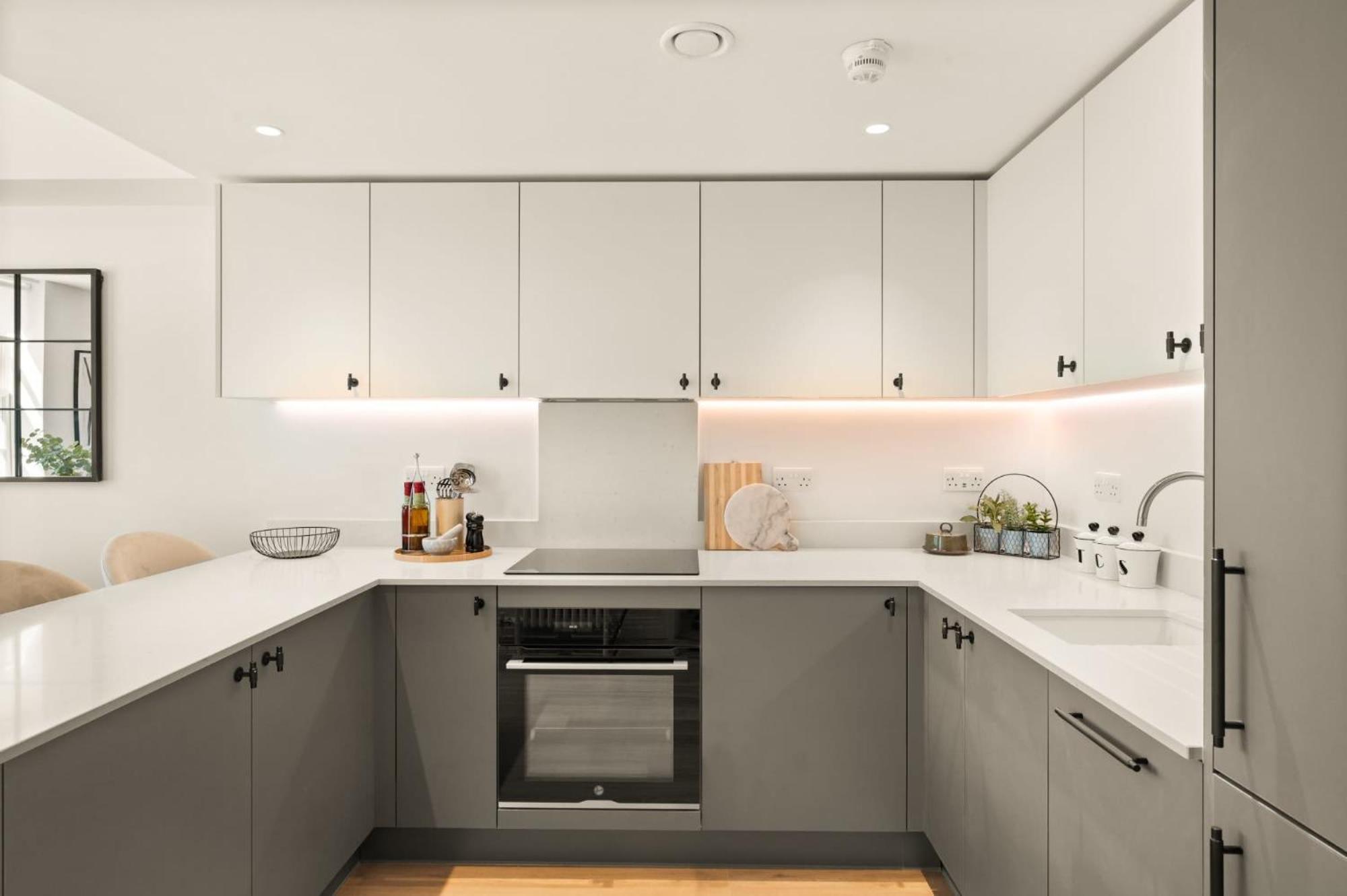 Apartment Dolphin House - Serviced Living In