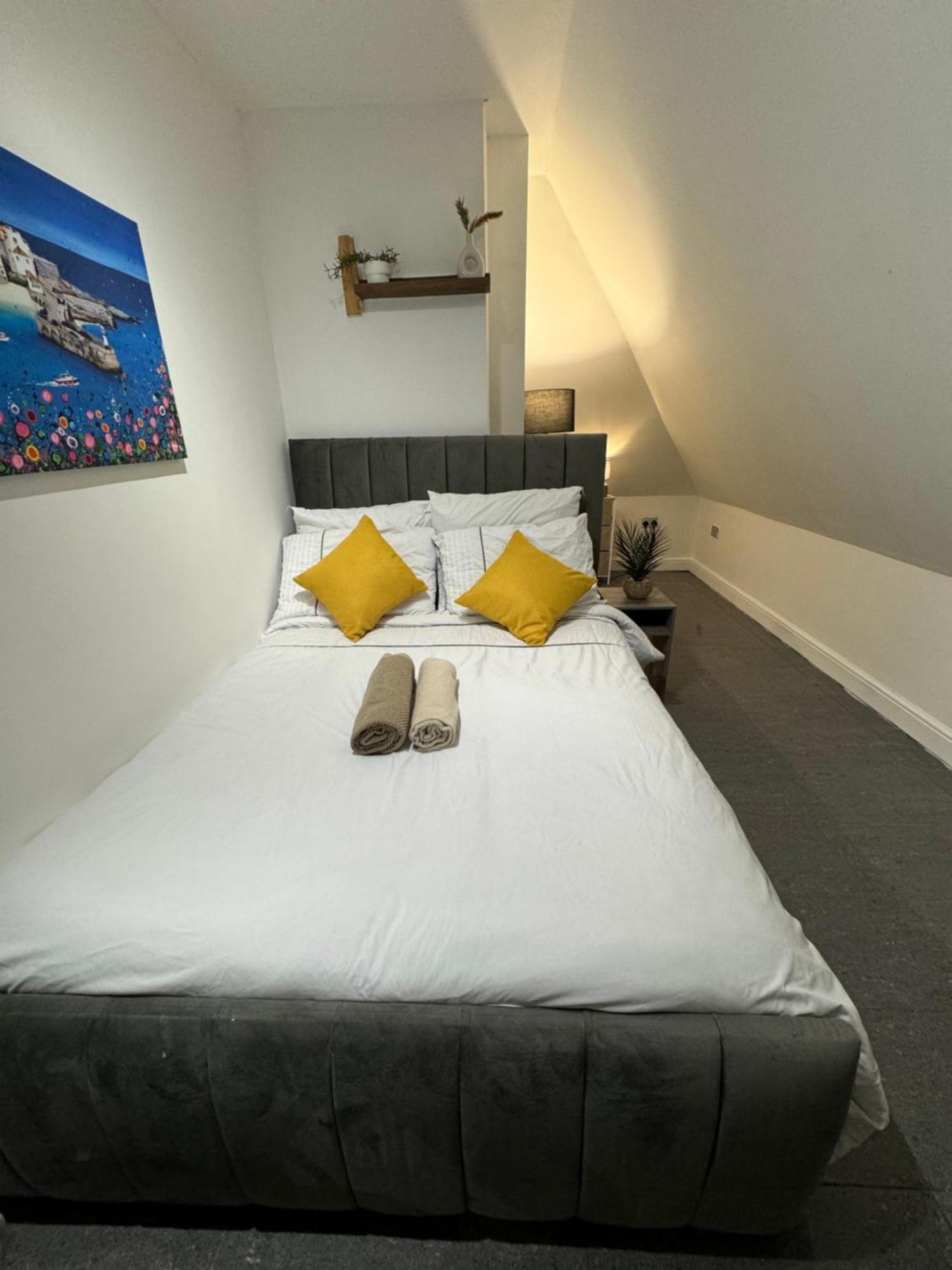 A Modern Luxury Penthouse Close To Tower-hil-canary Wharf-central London