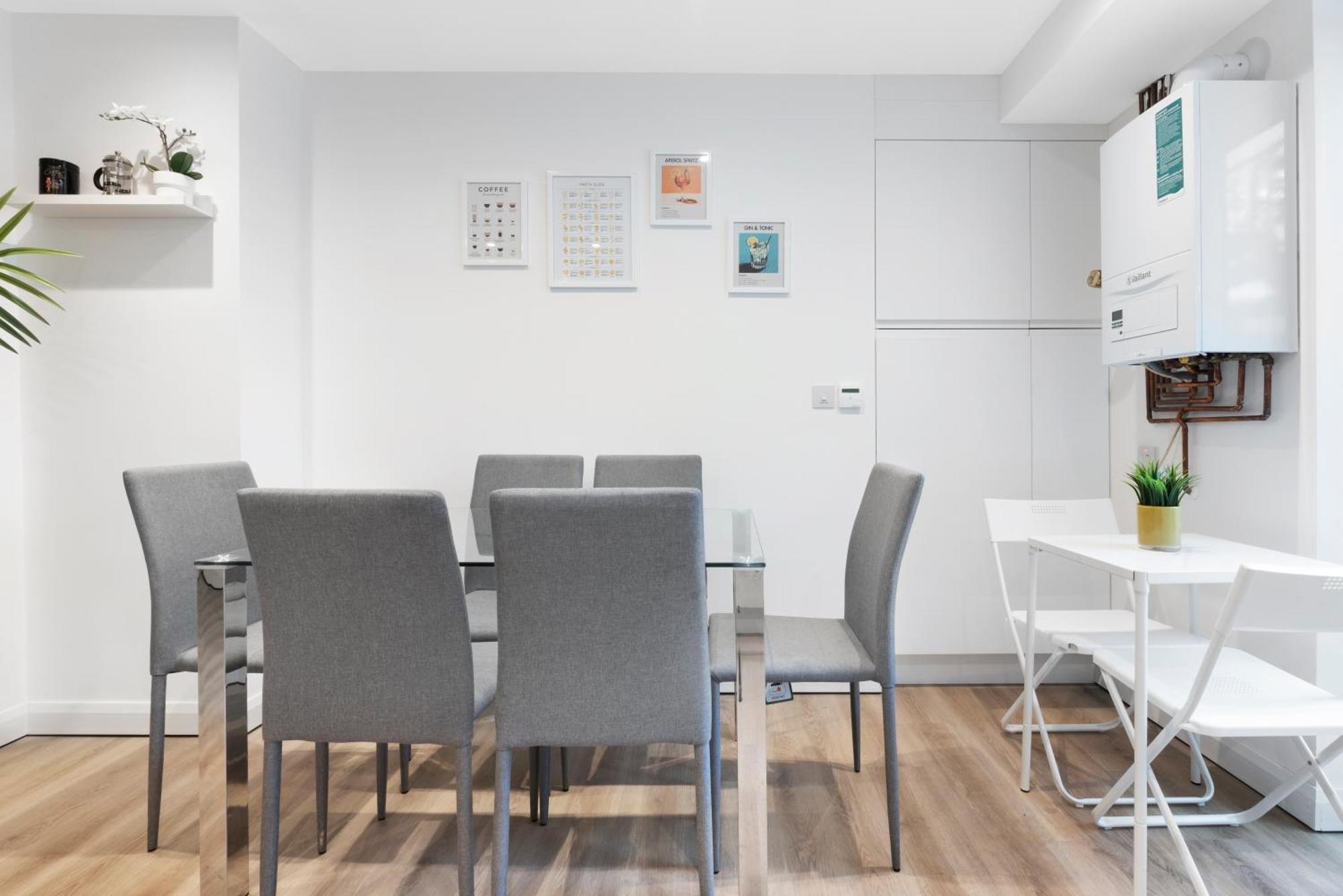 Flat In Dalston, Apartment London