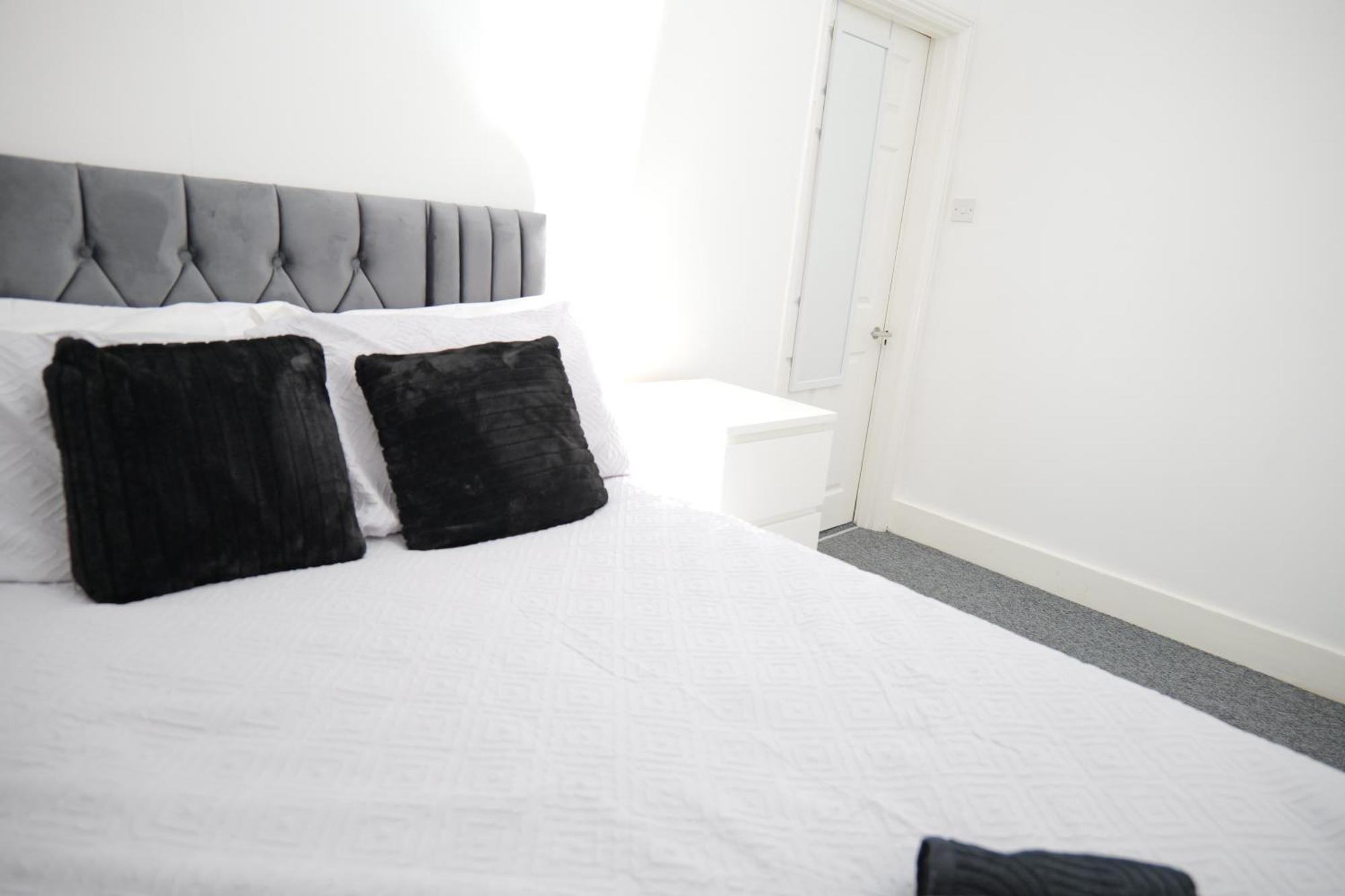 3 Br- King Size Bed, Netflix, Garden Free Parking