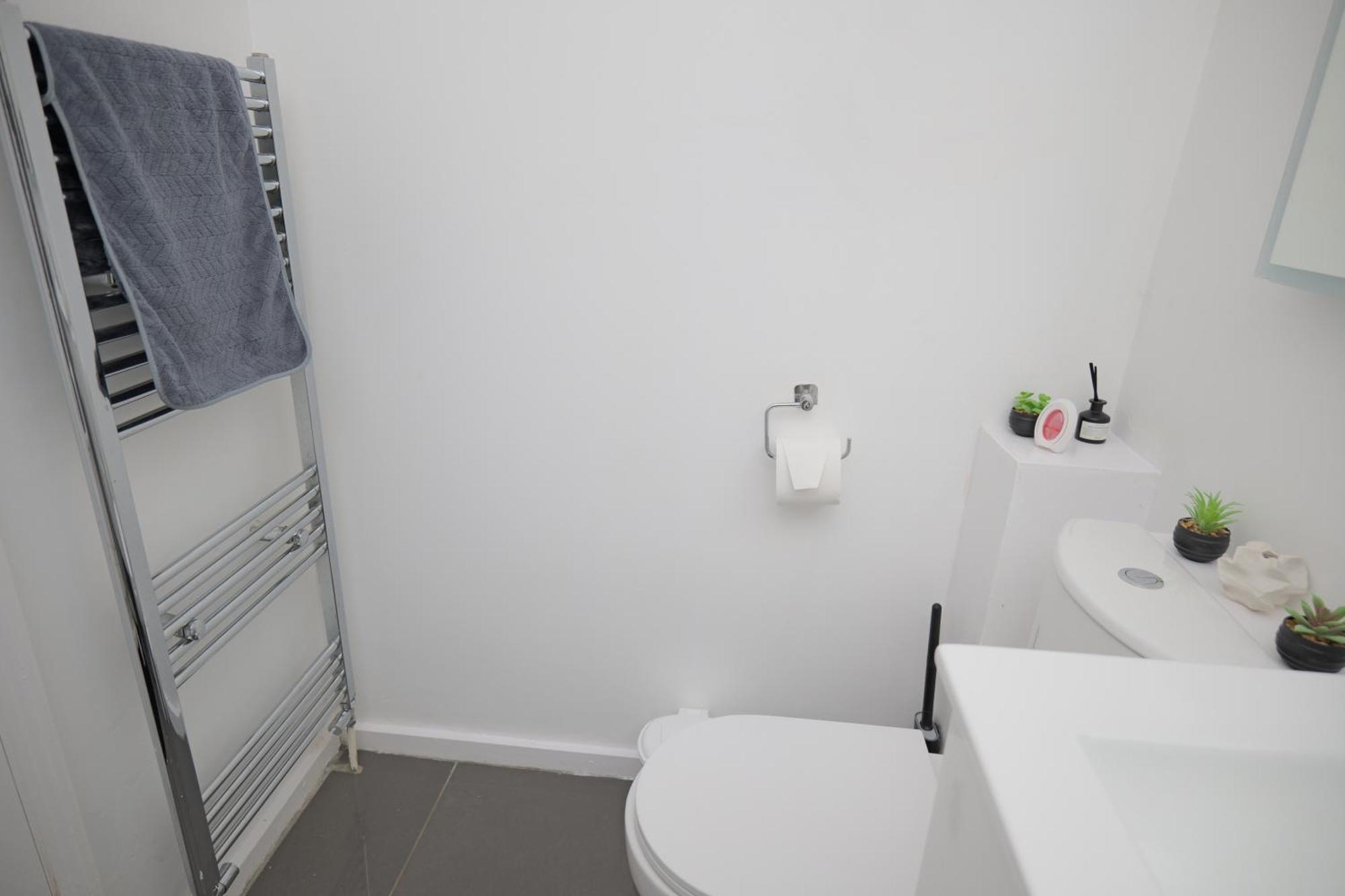Apartment 3 Br- King Size Bed, Netflix, Garden Free Parking