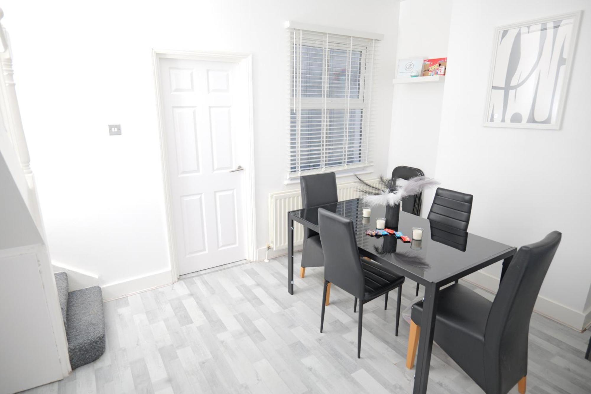 Apartment 3 Br- King Size Bed, Netflix, Garden Free Parking London