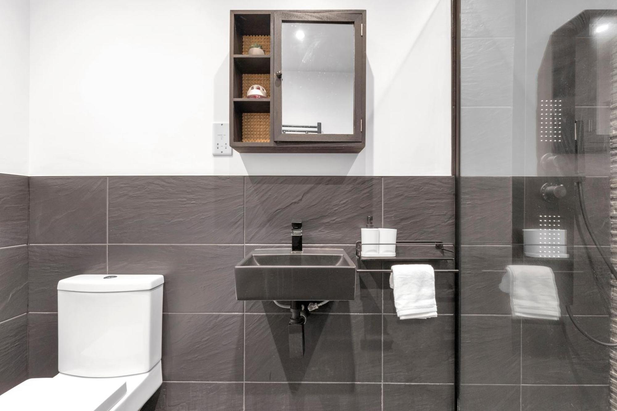 Kensington With Private Bathroom & Garden London
