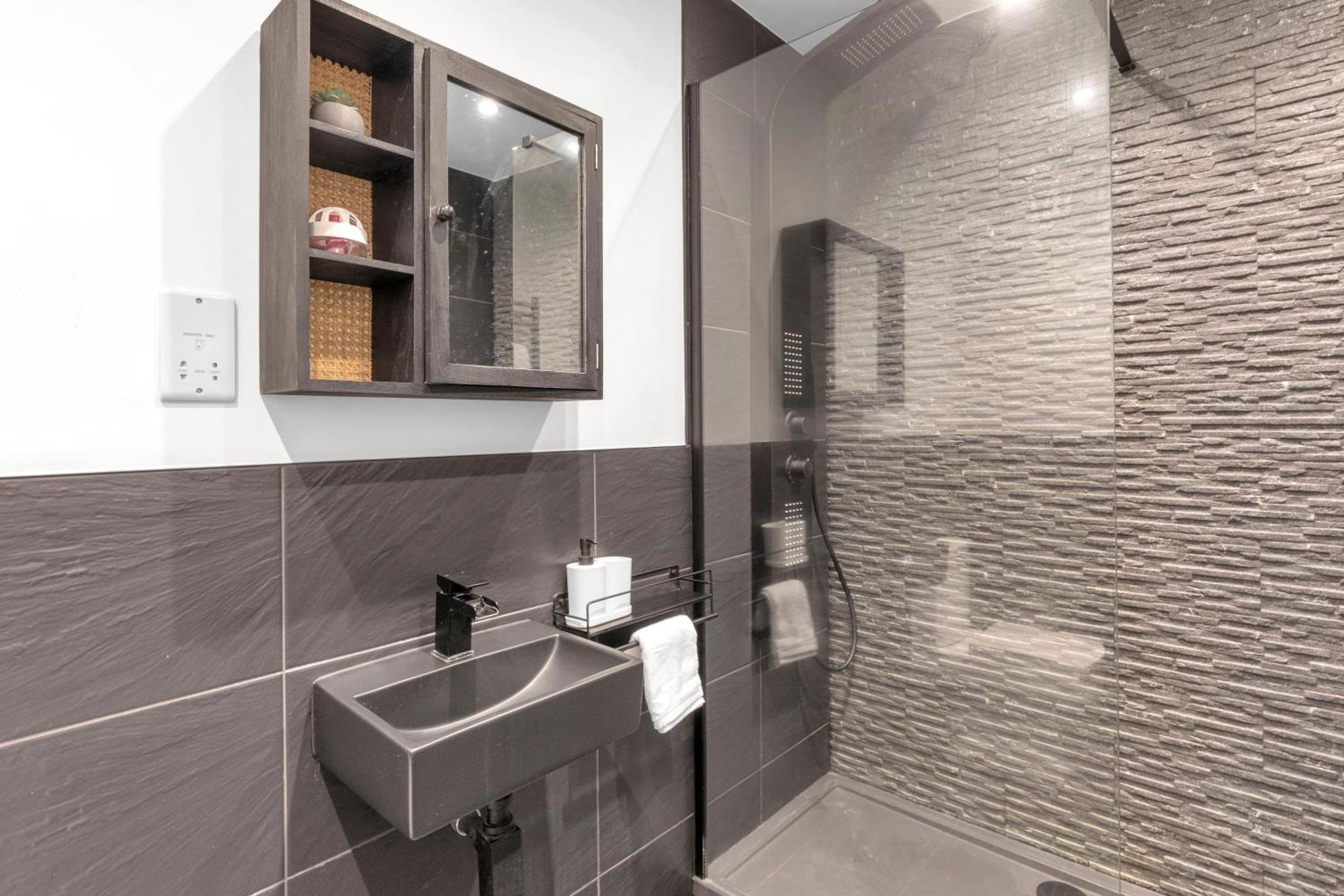 Gasthof Kensington With Private Bathroom & Garden
