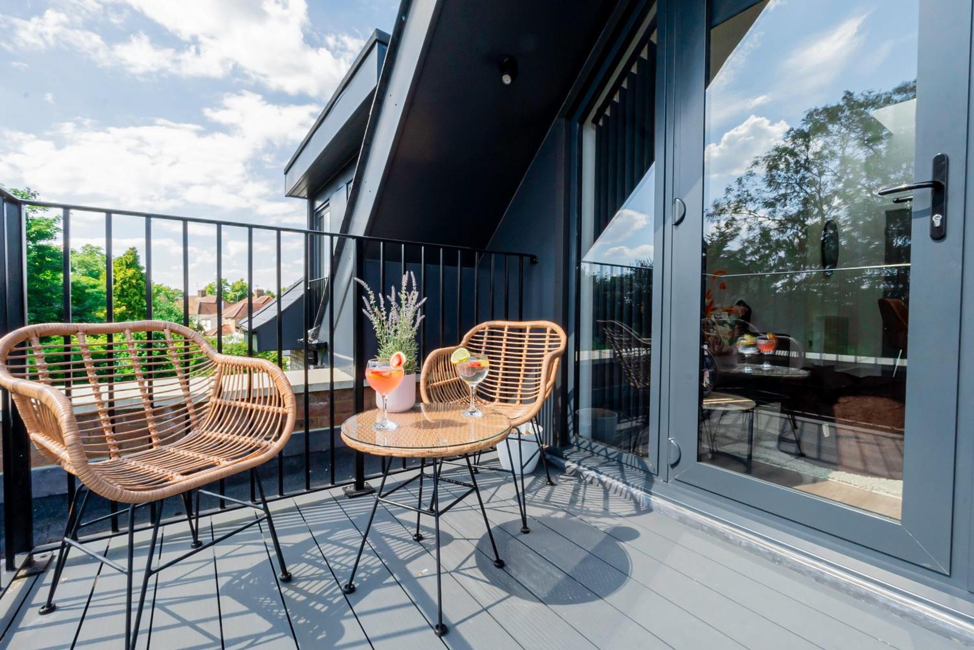 Superb Floor 1-bedroom Flat With Charming Two Balconies Apartment *