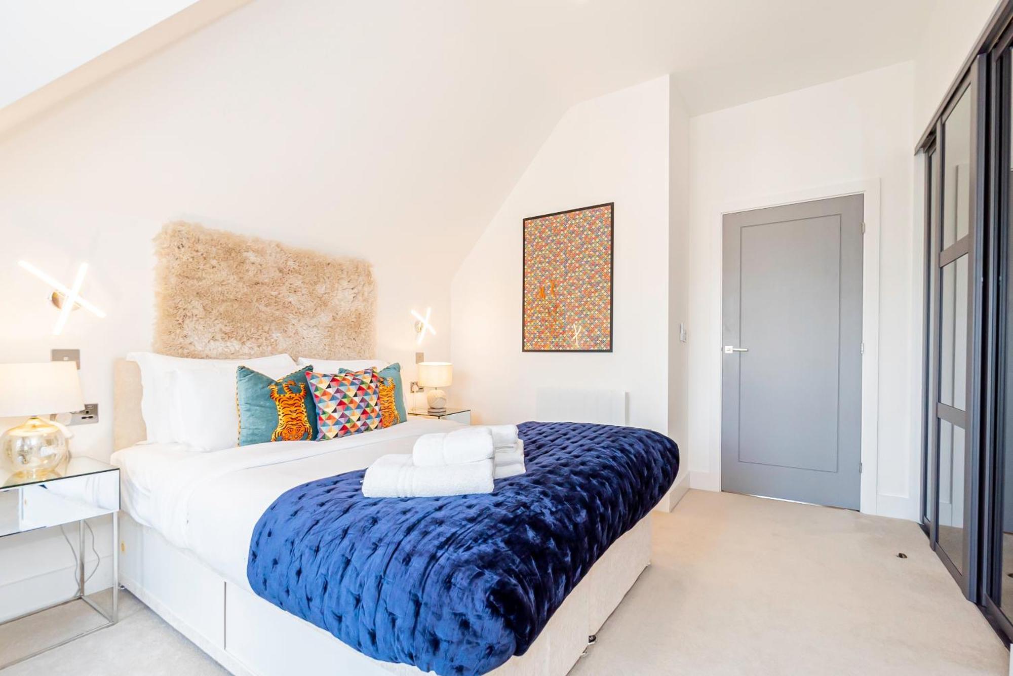 Apartment Superb Floor 1-bedroom Flat With Charming Two Balconies *