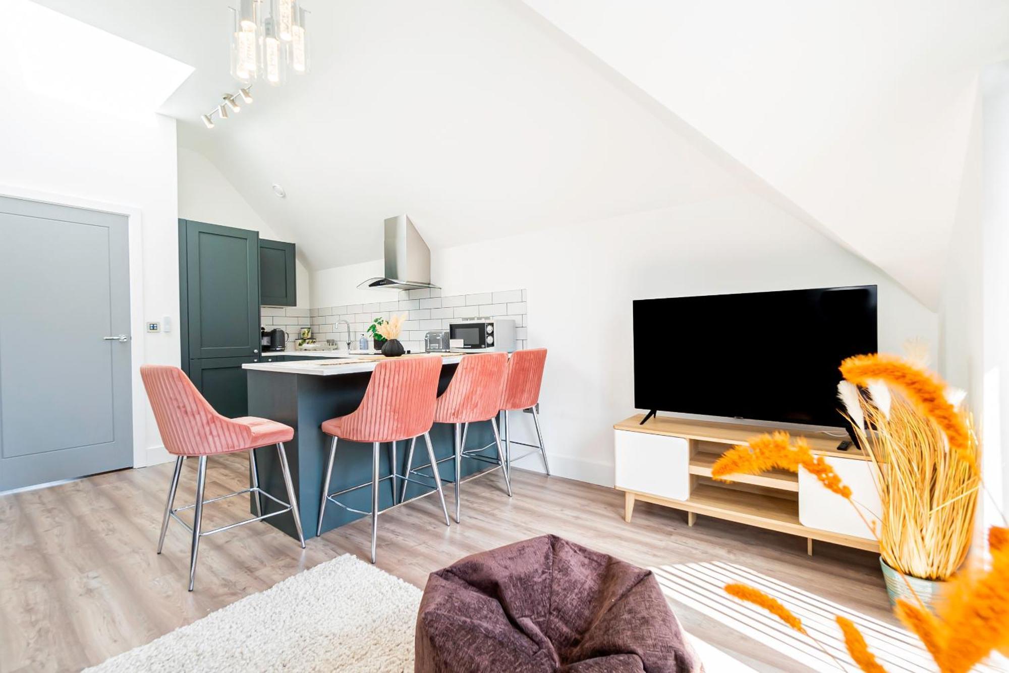 Superb Floor 1-bedroom Flat With Charming Two Balconies *