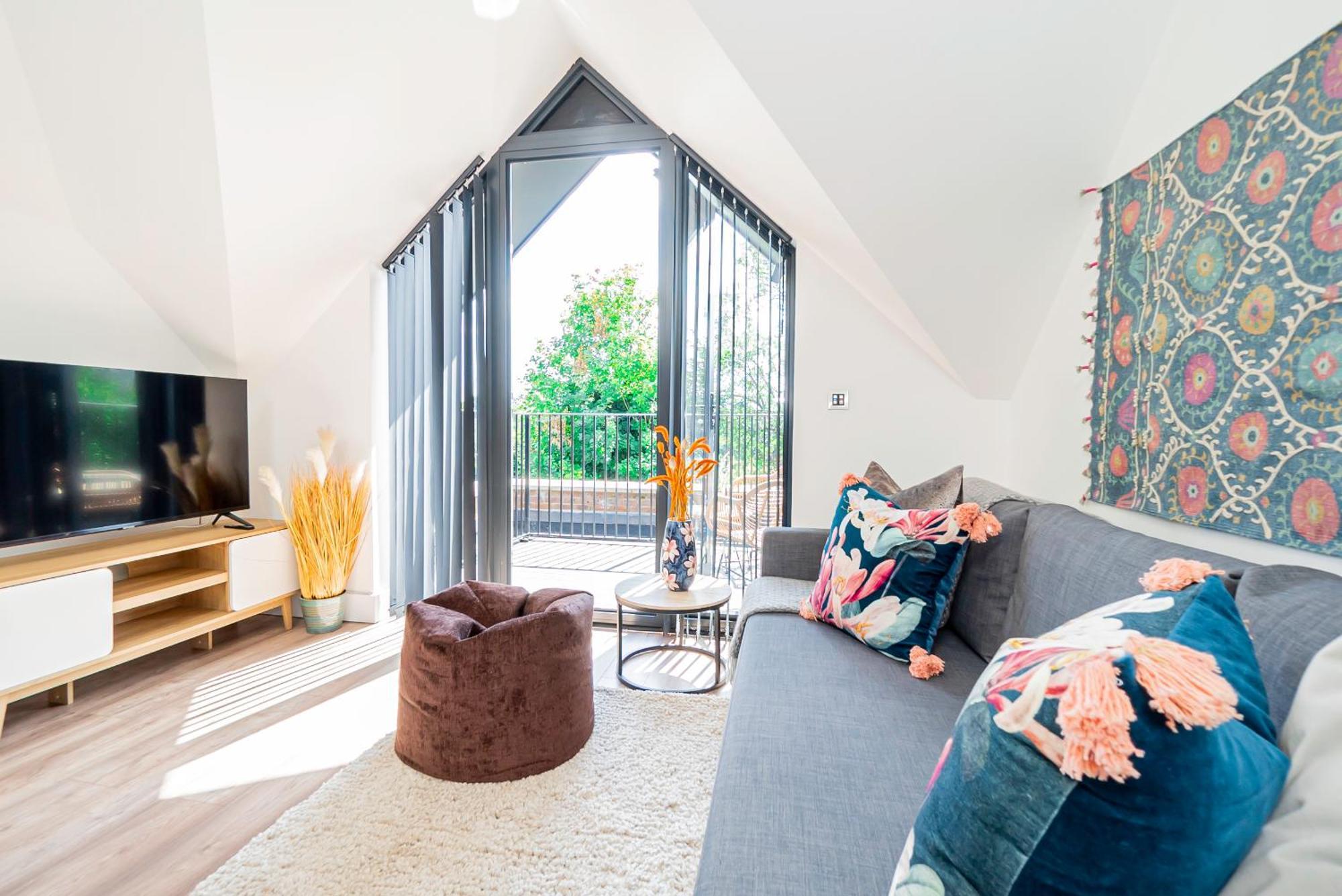 Apartment Superb Floor 1-bedroom Flat With Charming Two Balconies *