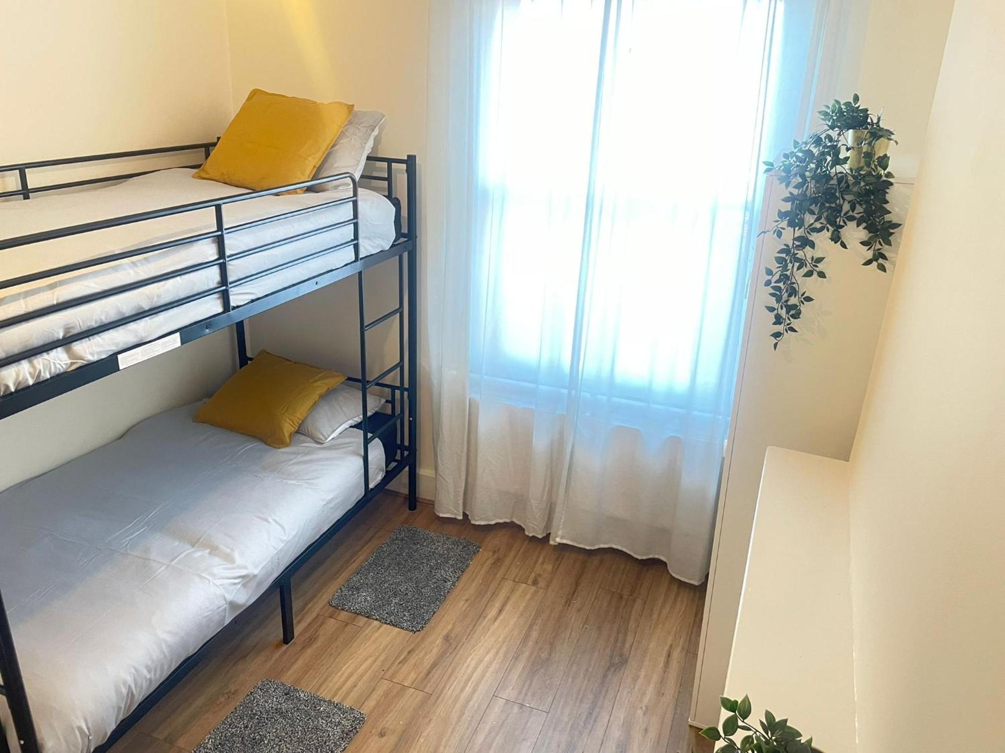 Nunhead 5mins Walk To Metro Hostel *