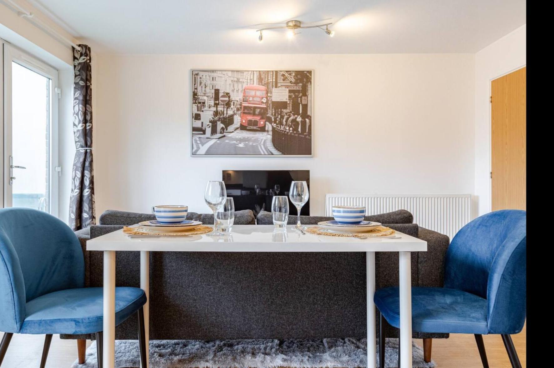Modern 2 Bed Flat With Balcony, Easy Access Apartamento
