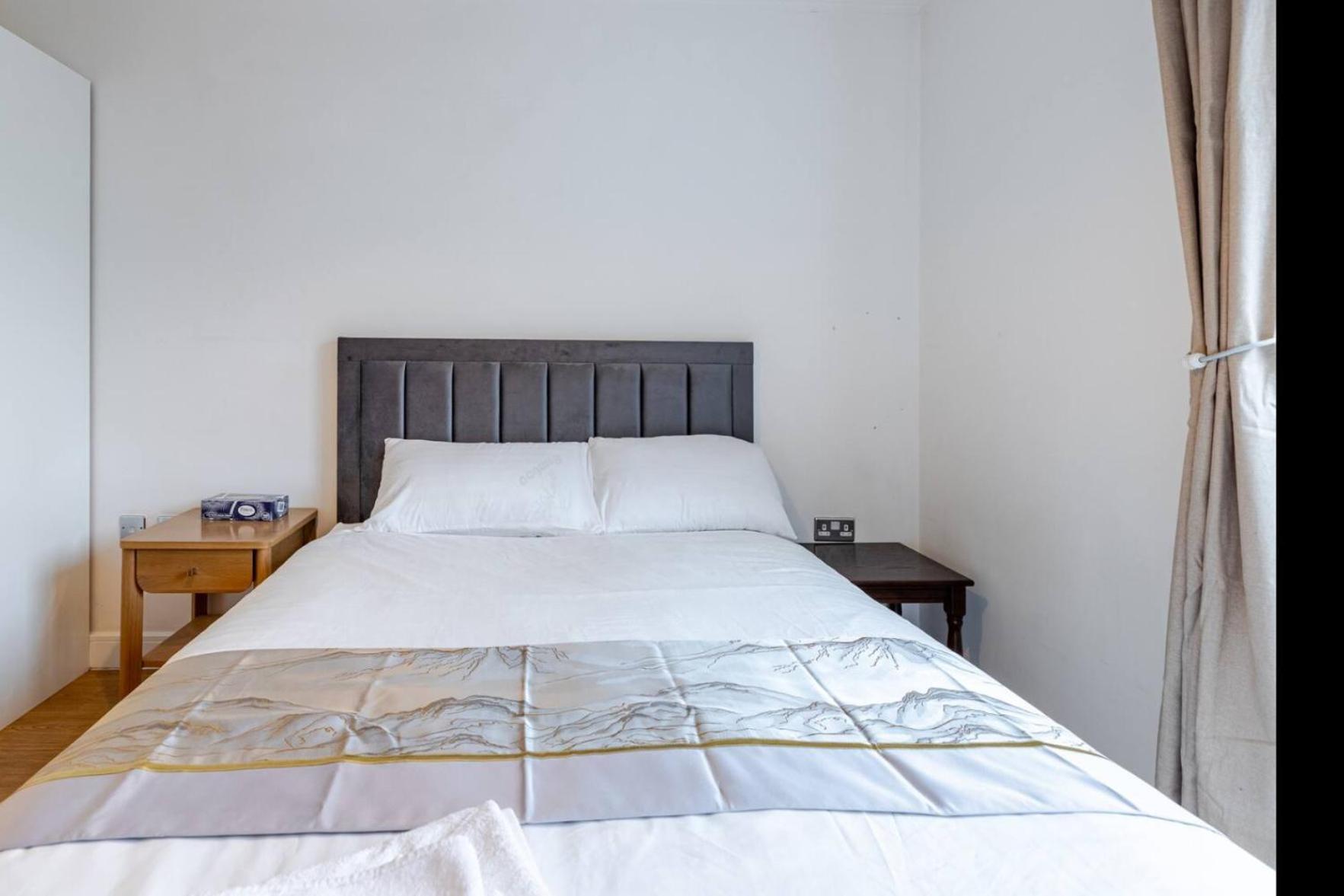 Modern 2 Bed Flat With Balcony, Easy Access * Londres