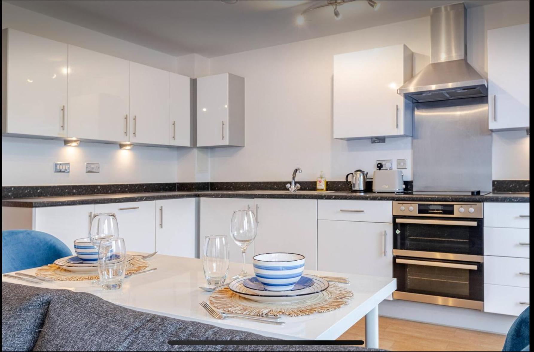 Modern 2 Bed Flat With Balcony, Easy Access * Londres