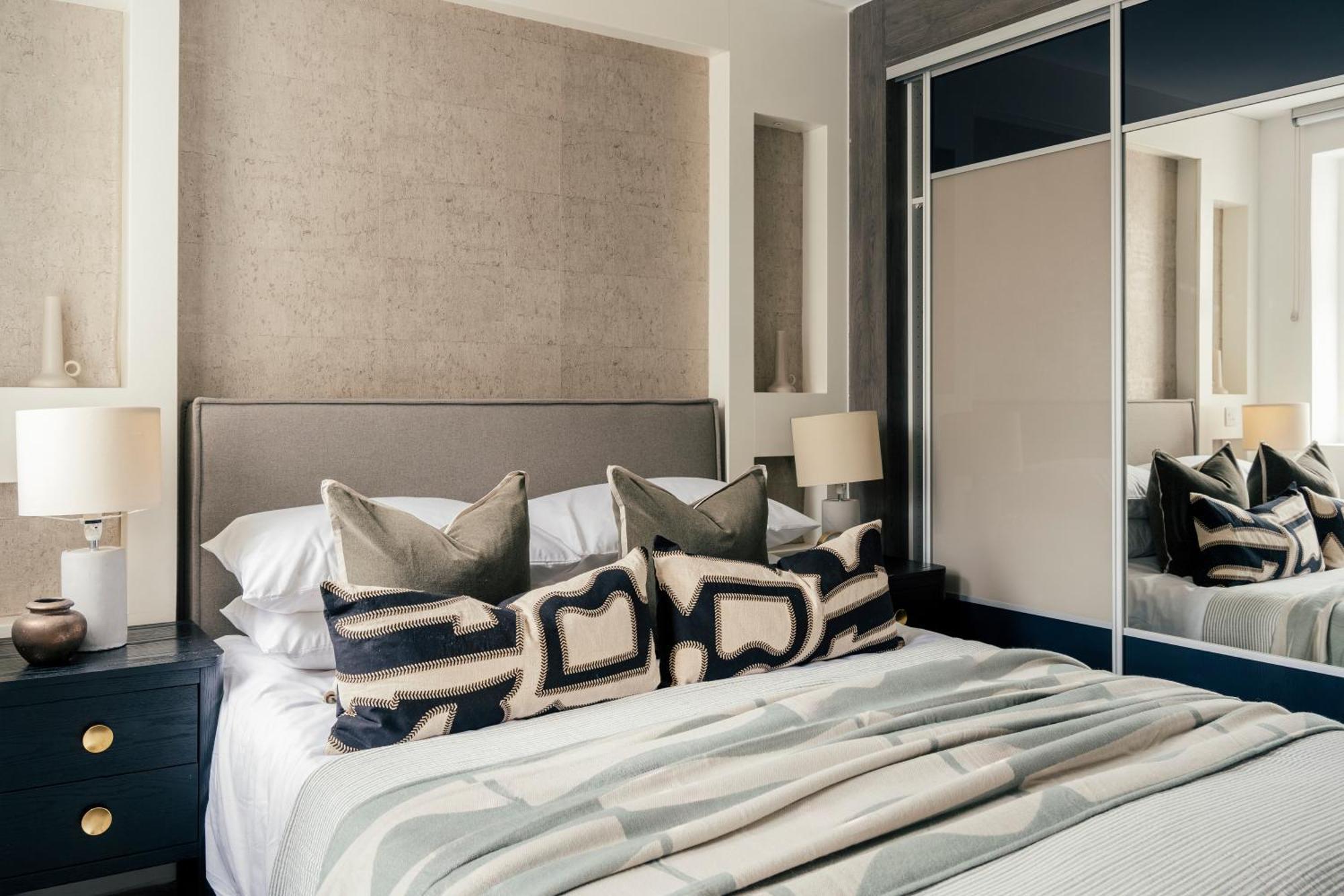 Dorothy - Two Bed & Roof Terrace - Battersea Apartment *