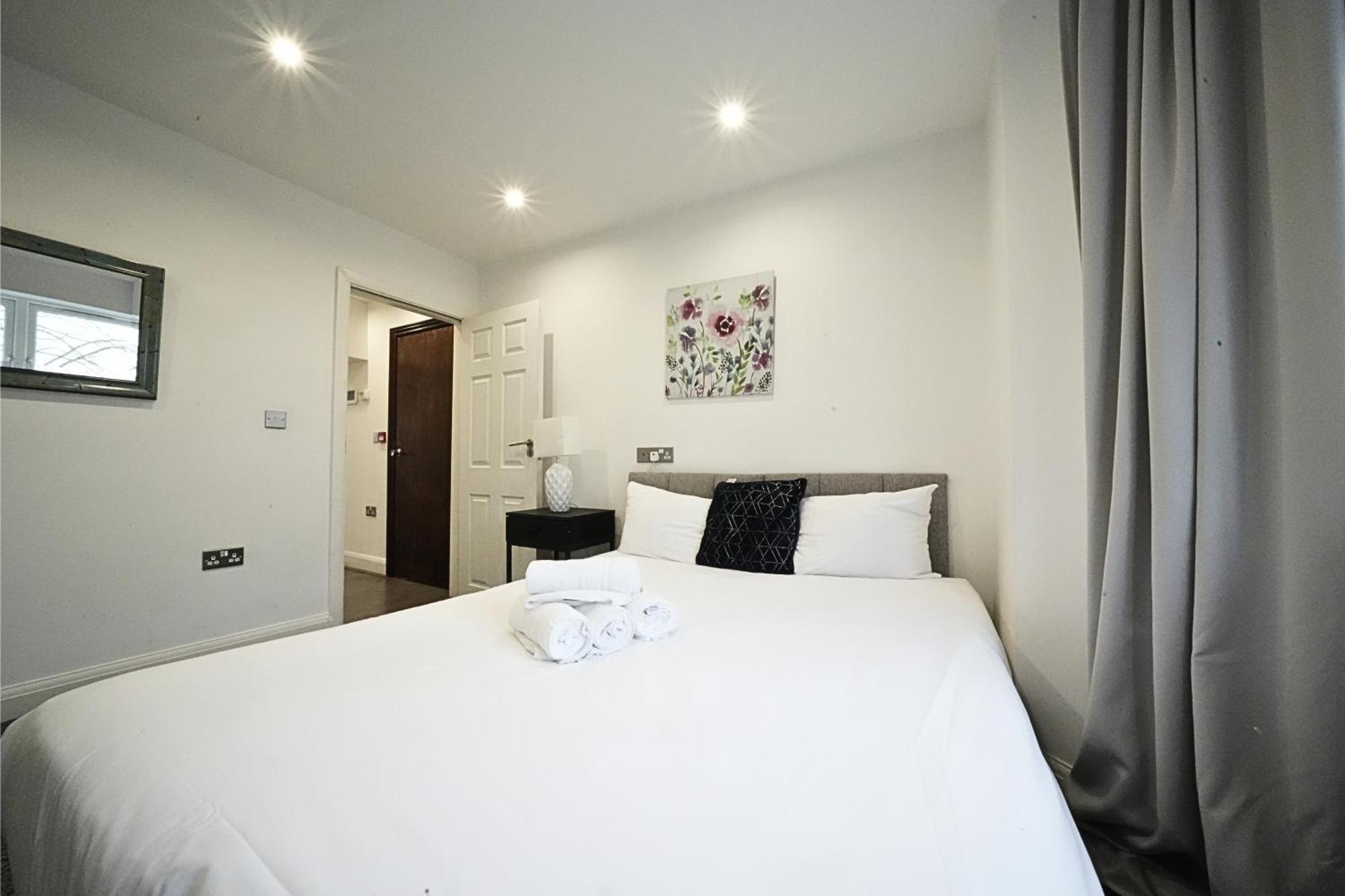 Apartment Hatton Heathrow Airport- Free Parking-free Underground To And From Heathrow Airport Hatton Cross Picture-see Fast Hatton Cross To 30min *